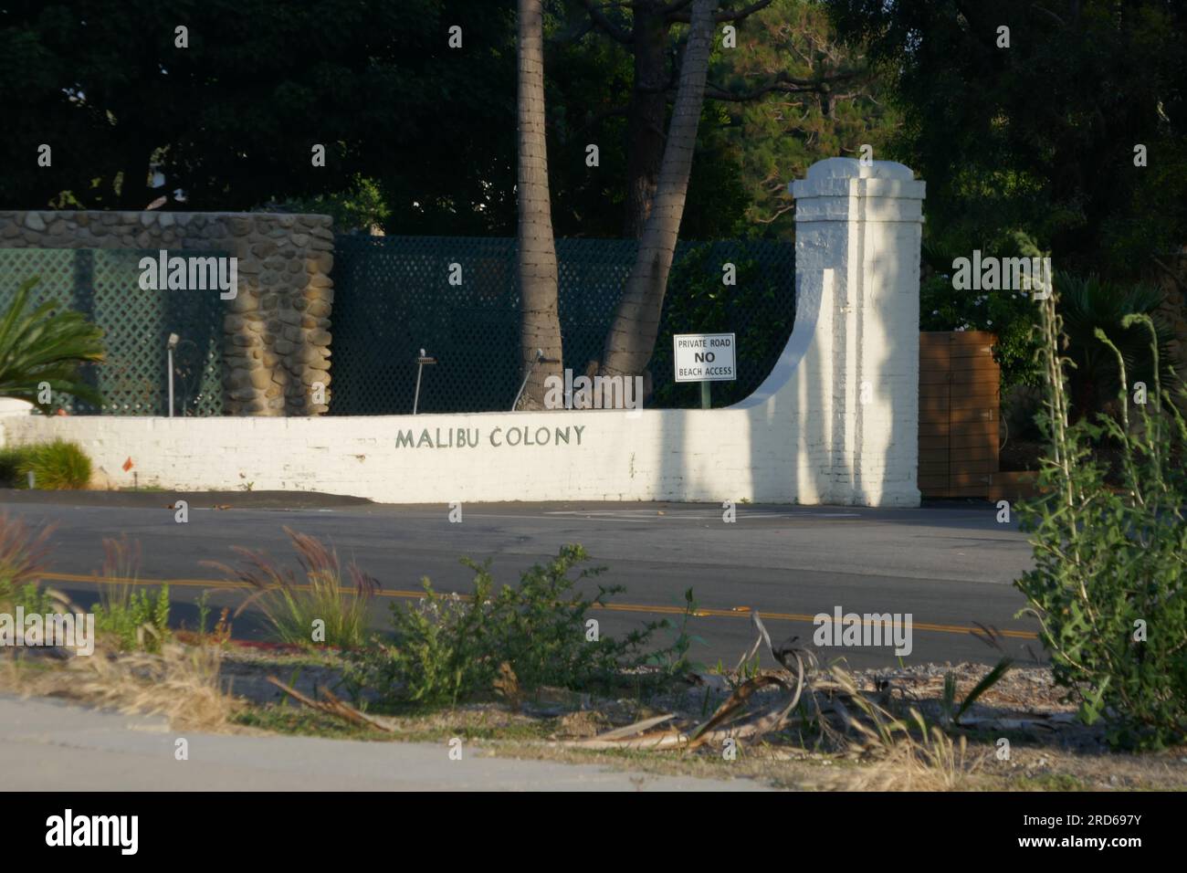 Malibu, Kalifornien, USA 16. Juli 2023 Malibu Colony am Pacific Coast Highway in Malibu, Kalifornien, USA. Zu den Einwohnern der Malibu-Kolonie zählen Bing Crosby, Clara Bow, Tatum OÕNeal, Harold Lloyd, Gloria Swanson, Barbara Stanwyck, Michael Landon, Spencer Tracy, Robert Redford, Frank Sinatra. Foto: Barry King/Alamy Stock Photo Stockfoto