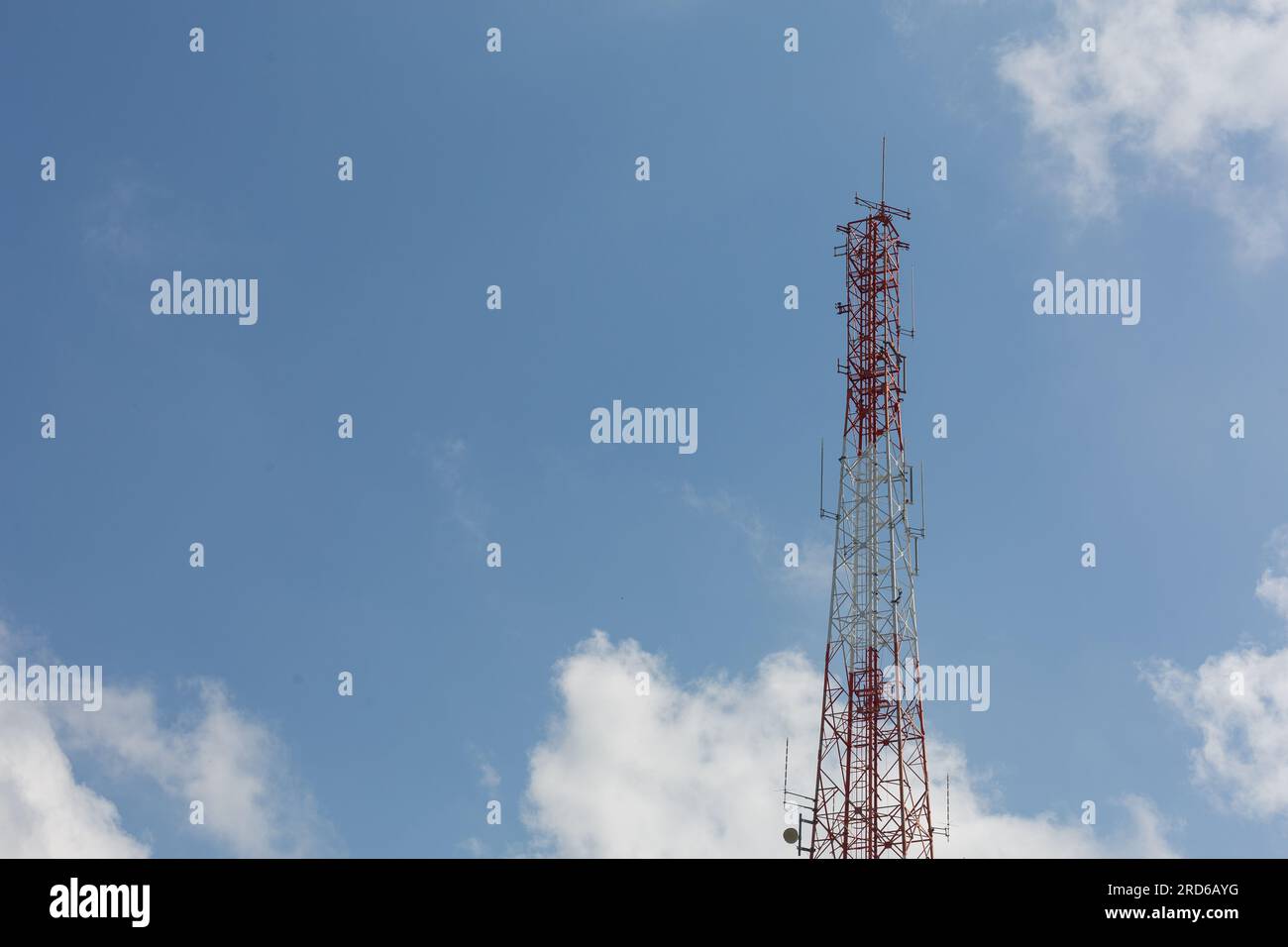 Hintergrund des Signalpols an klaren Tagen Stockfoto