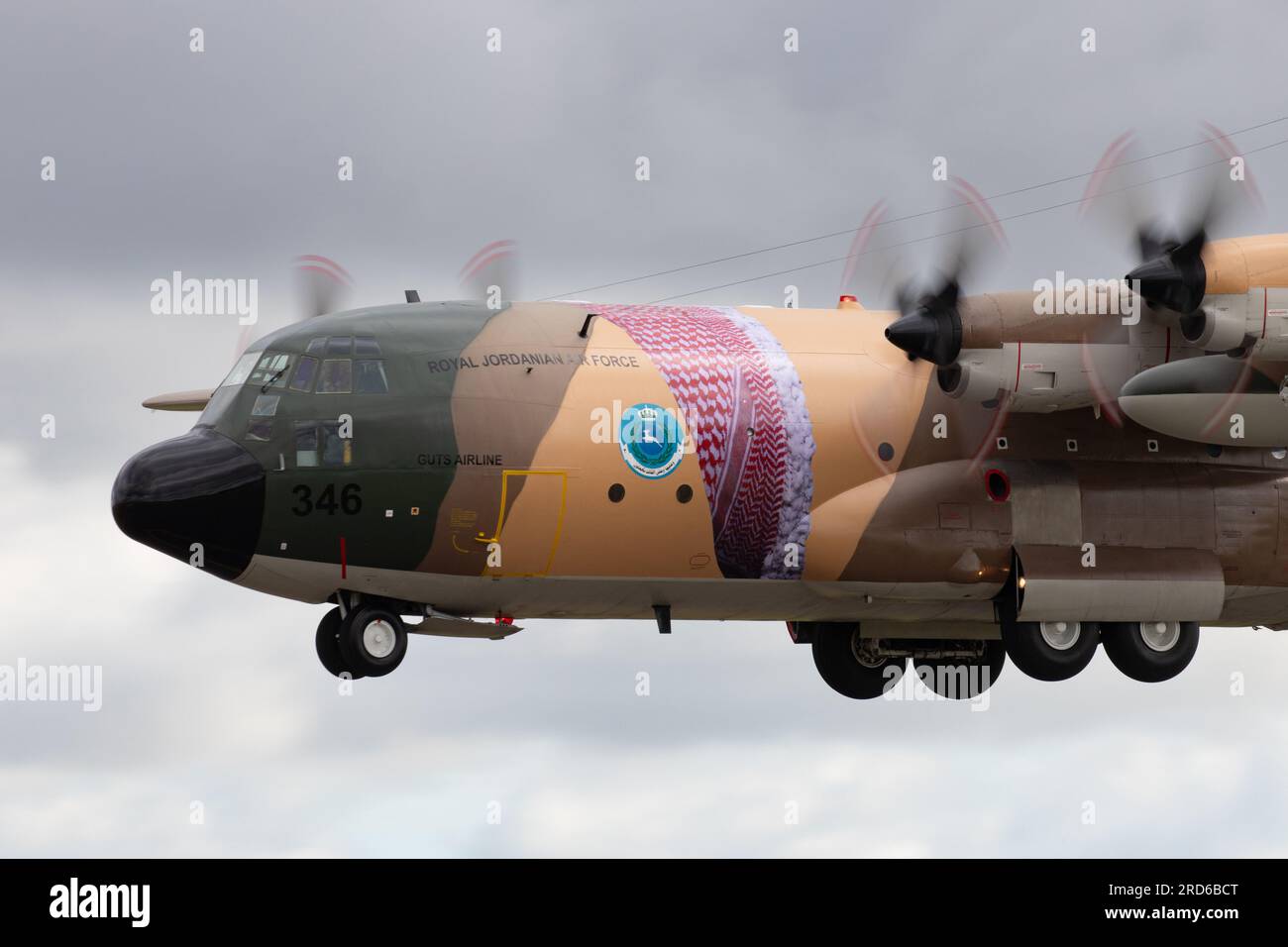 Royal Jordanian Air Force Hercules, der auf der Royal International Air Tattoo 2023 ankommt. Stockfoto