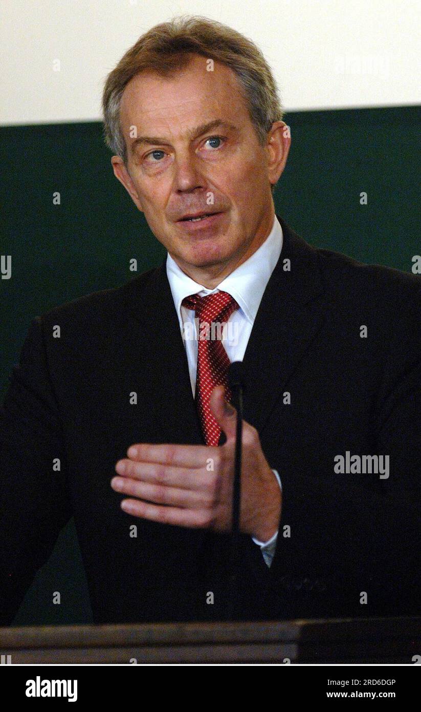 Aktenfoto vom 6. Oktober 12/2006 von Tony Blair, der aufgefordert wurde, die Bestrebungen der Ukraine, der EU beizutreten, nicht zu vereiteln, in der Hoffnung, dass sie eine "gewaltige Barriere" gegen den russischen Expansionismus bilden könnte, laut kürzlich veröffentlichten offiziellen Papieren. Aus den Akten der frühen 2000s Jahre, die im National Archives in Kew veröffentlicht wurden, geht hervor, dass britische Beamte feststellen mussten, dass die Ukrainer verzweifelt daran waren, ihre "europäische Berufung" zu realisieren, aber deprimiert über die Art und Weise waren, wie sie im Westen "Müll" waren. Ausgabedatum: Mittwoch, 19. Juli 2023. Stockfoto