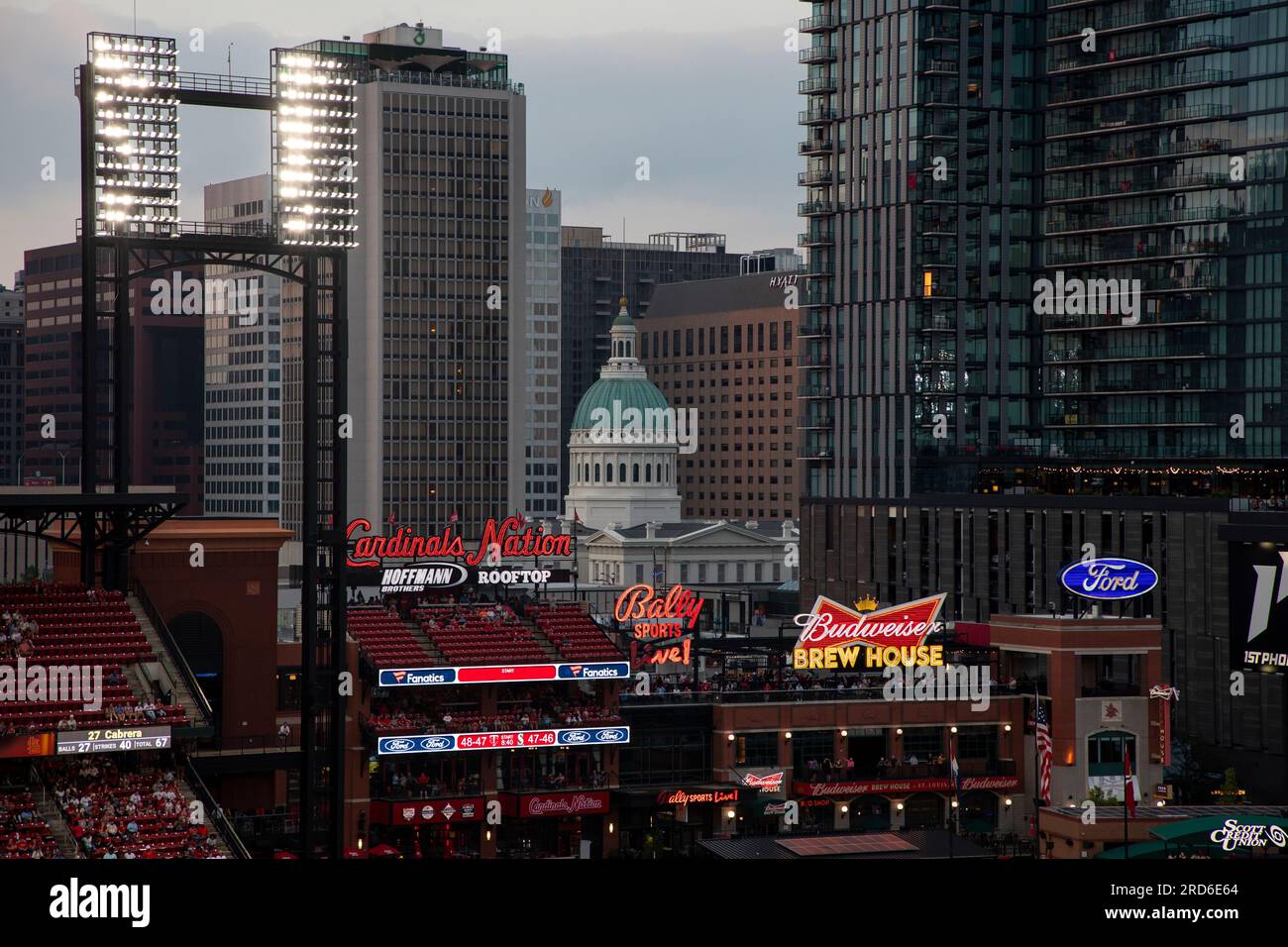 Allgemeiner Blick auf das alte Gerichtsgebäude vom Busch Stadium während eines regulären MLB-Saisonspiels zwischen Miami Marlins und St. Louis Cardinals, Dienstag Stockfoto