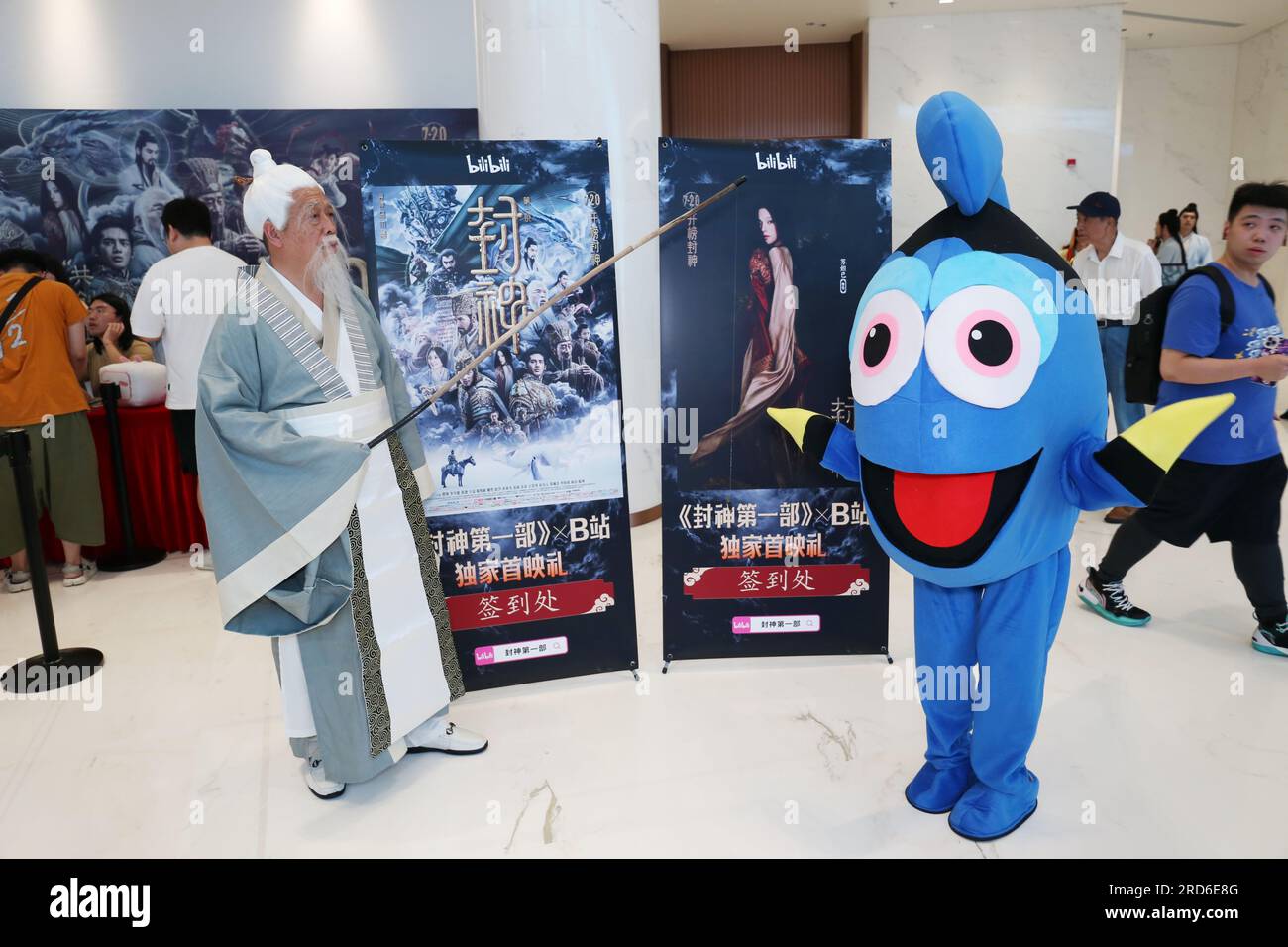 SHANGHAI, CHINA - 18. JULI 2023 - Bilibili Cosplayers besucht The Movie Creation of the Gods I Premiere in Shanghai, China, 18. Juli 2023. Stockfoto