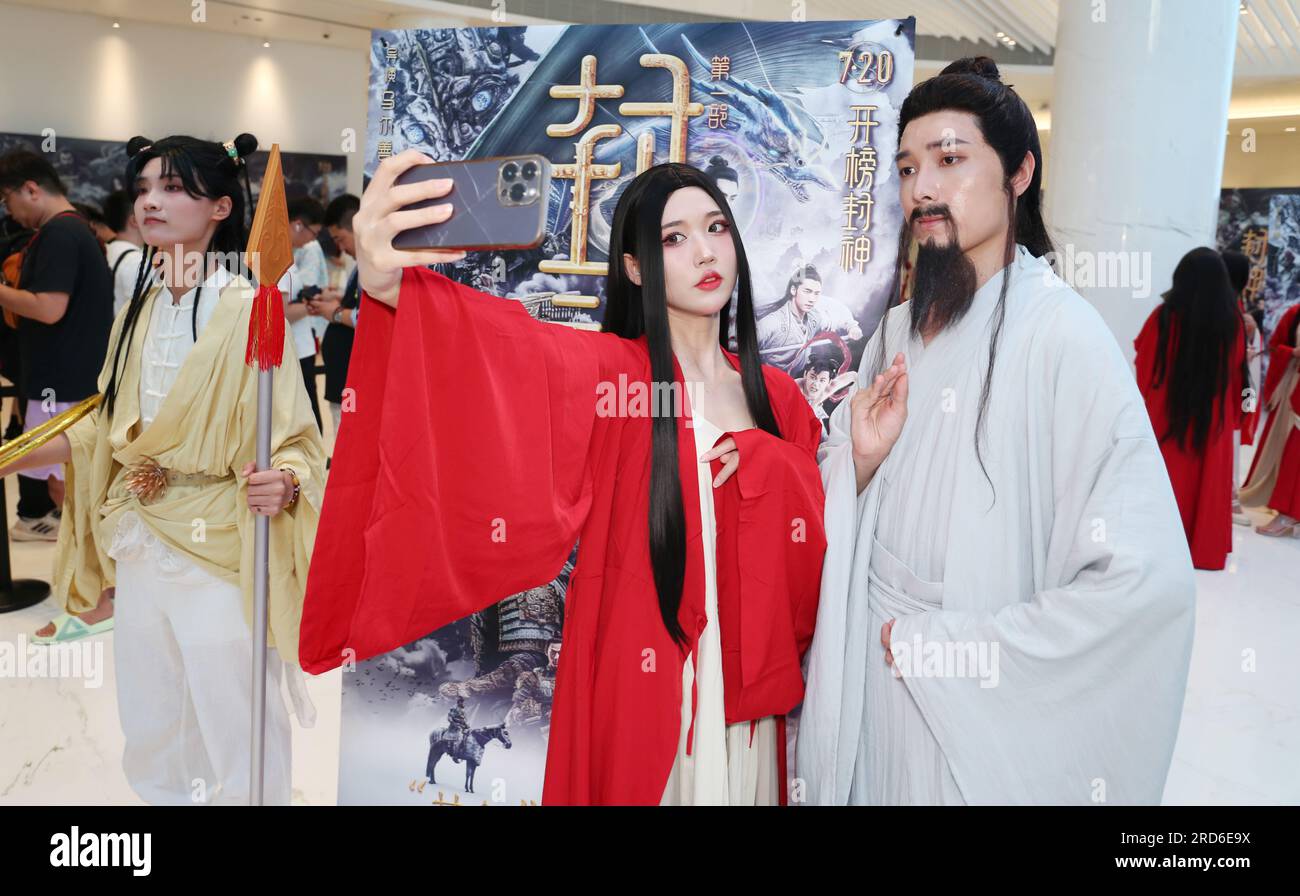 SHANGHAI, CHINA - 18. JULI 2023 - Bilibili Cosplayers besucht The Movie Creation of the Gods I Premiere in Shanghai, China, 18. Juli 2023. Stockfoto