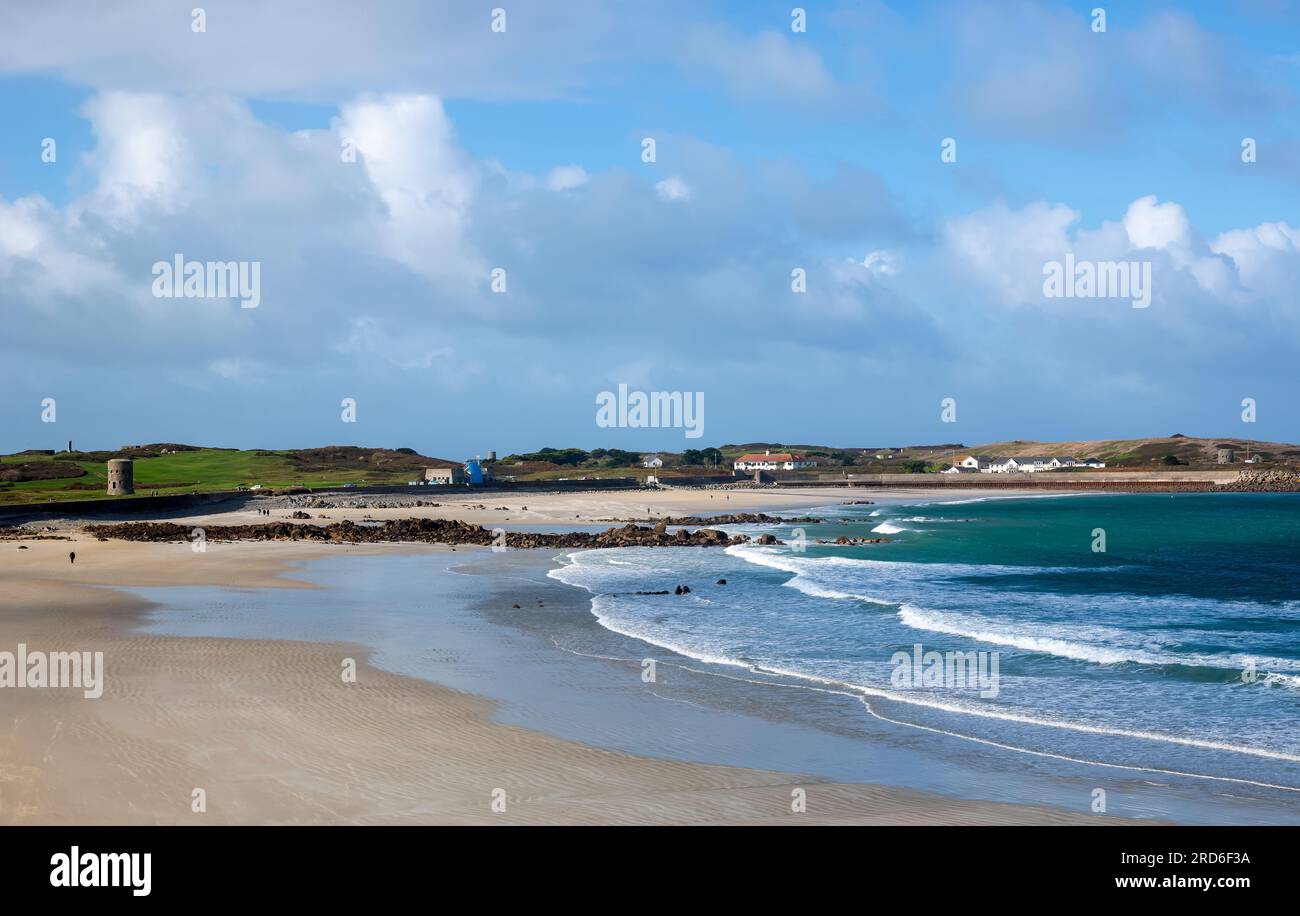 Wellen an einem windigen Tag in Pembroke Bay, Guernsey Stockfoto