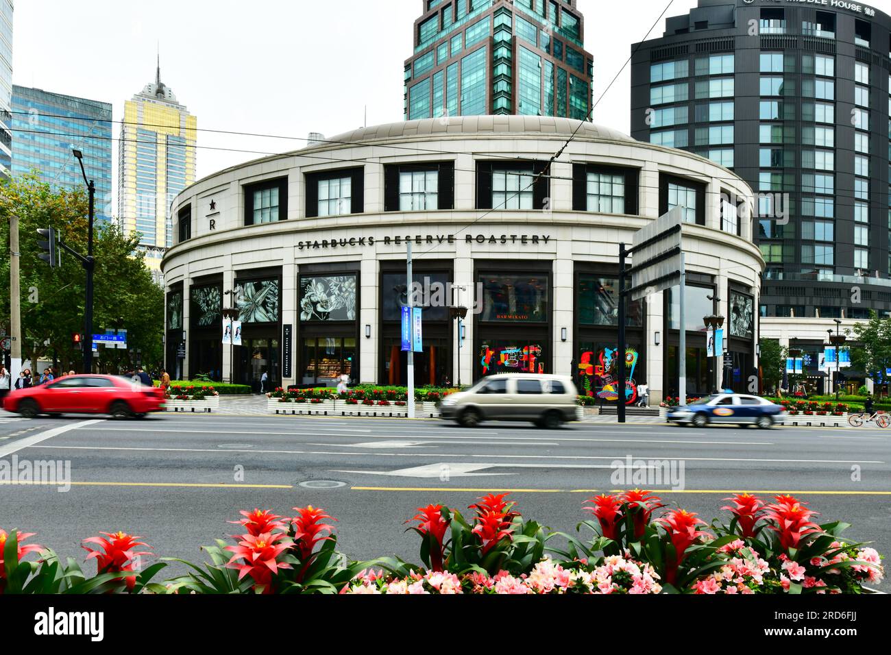 SHANGHAI, CHINA - 27. Oktober 2021: Außenansicht der Starbucks Reserve Roastery in Shanghai. Die zweitgrößte der Welt Stockfoto