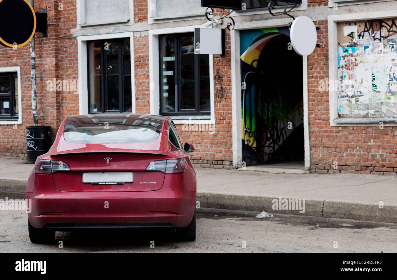 Minsk, Weißrussland, Juli 2023 – neues luxuriöses Elektroauto Tesla. Rückansicht modern Auto Stockfoto