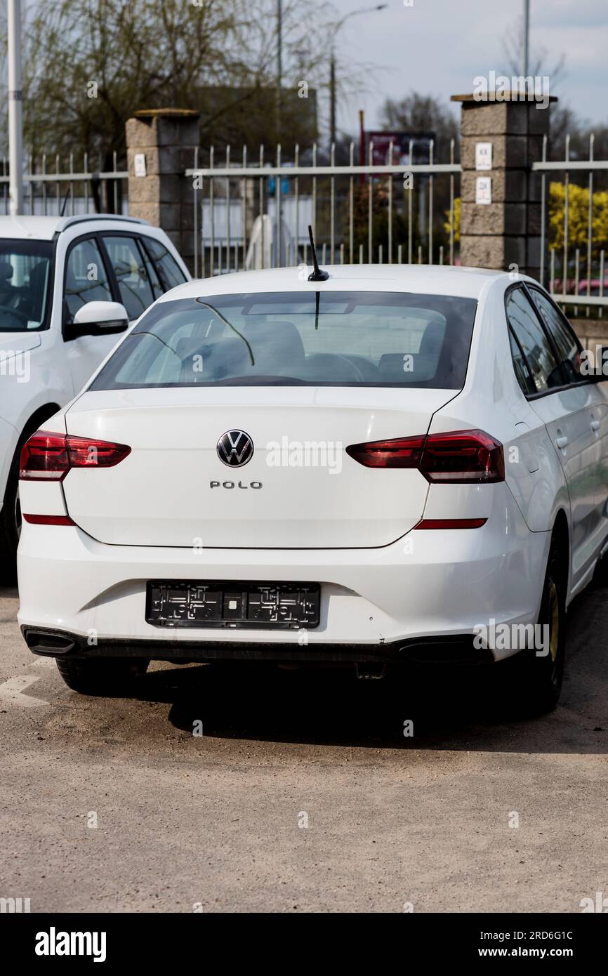 Minsk, Belarus, Juli 2023 - Rückansicht weißes Volkswagen Polo auf dem Parkplatz Stockfoto