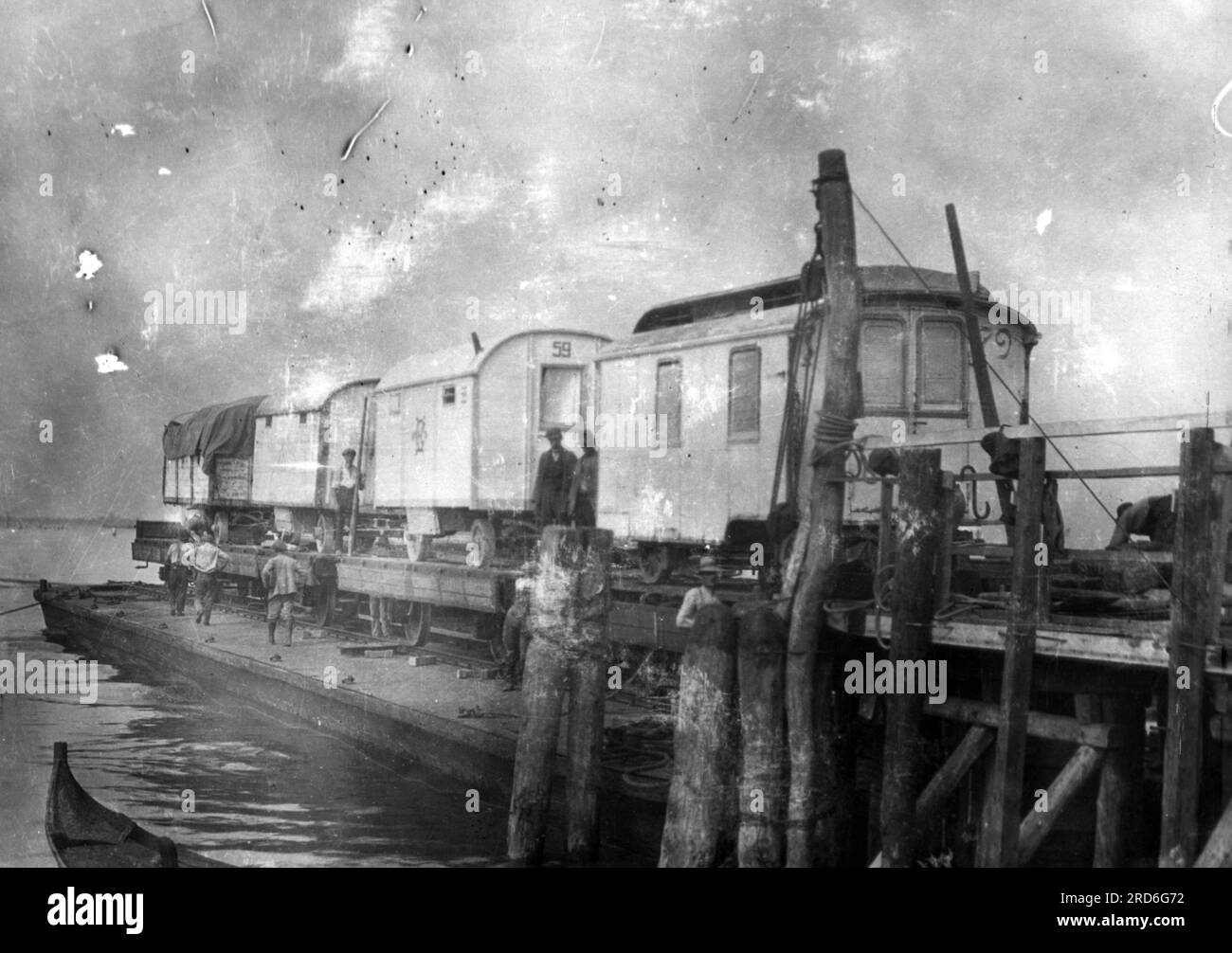 zirkus, Tour, Wohnwagen während des Transports mit der Zugfähre, ca. 1910, ZUSÄTZLICHE-RECHTE-FREIGABE-INFO-NICHT-VERFÜGBAR Stockfoto