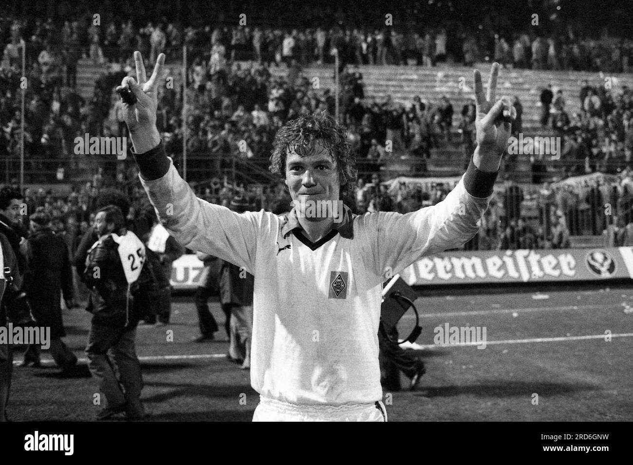 Mailand, Italien. 04. Mai 2012. ARCHIVFOTO: Harald NICKEL wird am 21. Juli 2023 70, Harald NICKEL, Borussia Monchengladbach, jubelt nach der letzten Pfeife mit dem doppelten Siegeszeichen, endgültiger Jubel, SW-Aufnahme, Fußball UEFA Cup Second Leg Inter Mailand - Borussia Monchengladbach 2: 3 am 7. November 1979 in Mailand, ? Kredit: dpa/Alamy Live News Stockfoto