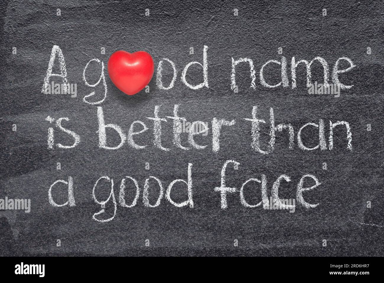 Ein guter Name ist besser als ein gutes chinesisches Sprichwort auf einer Tafel mit rotem Herzsymbol Stockfoto