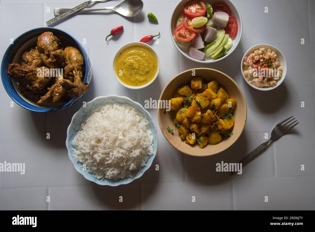 Mittagsmenü mit indischem nicht-vegetarischem Essen. Draufsicht Stockfoto