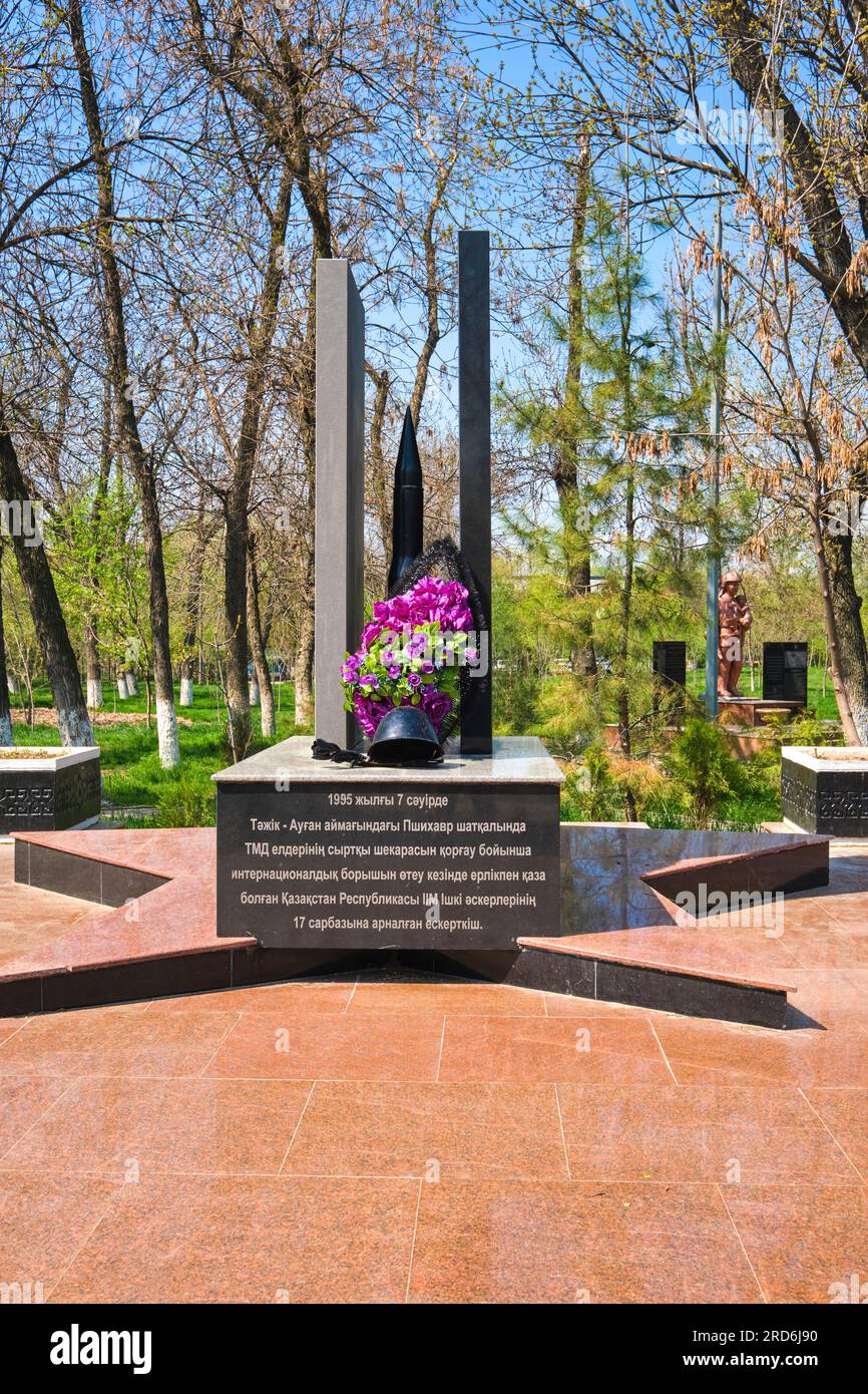 Eine Gedenkstätte für kasachische Streitkräfte, die während der Kämpfe in Afghanistan getötet wurden. Im Memorial Park in Shymkent, Kasachstan. Stockfoto