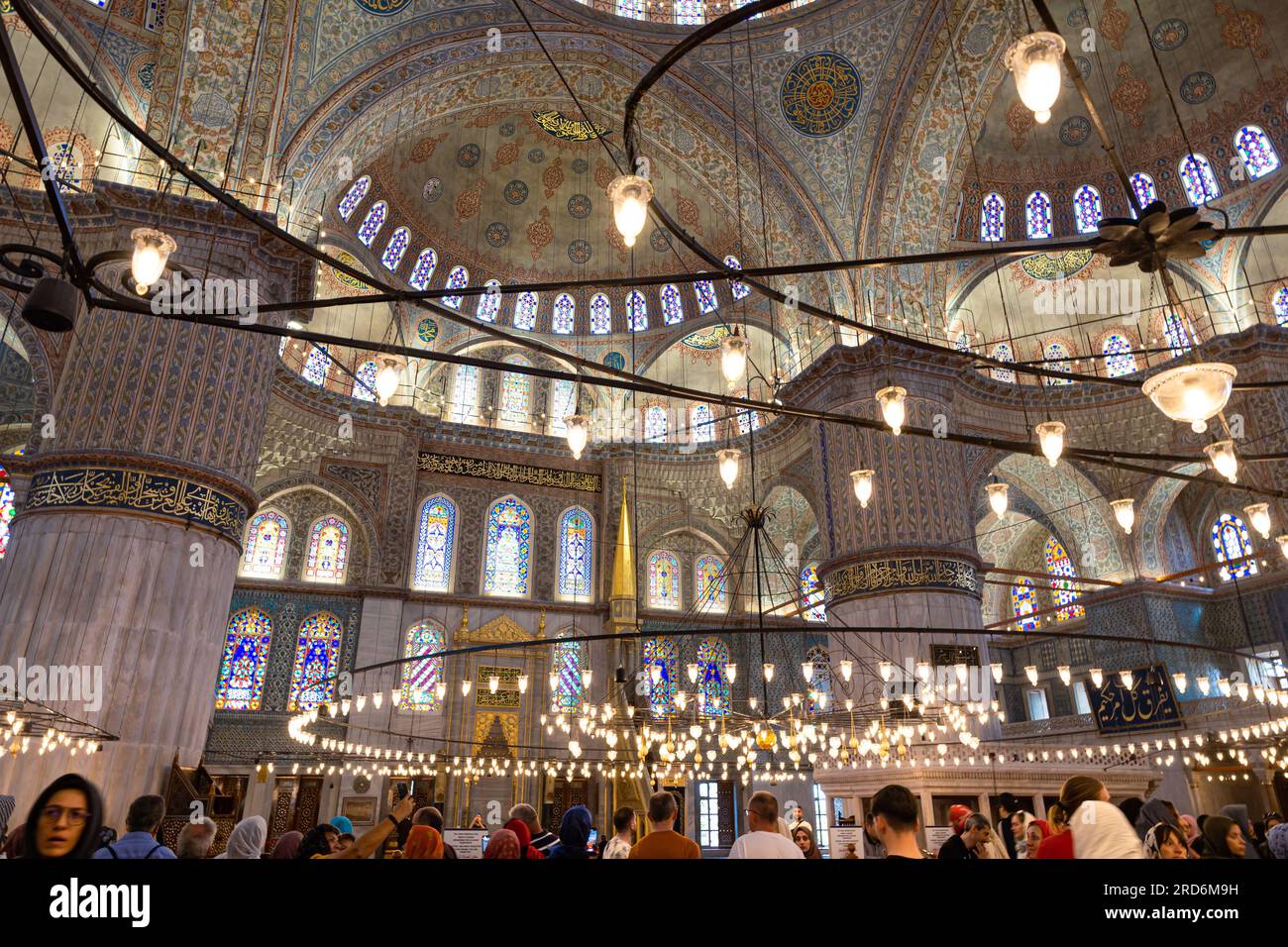 Innenansicht der Sultan Ahmed Moschee oder Blauen Moschee mit Touristen. Istanbul Turkiye - 5.15.2023 Stockfoto