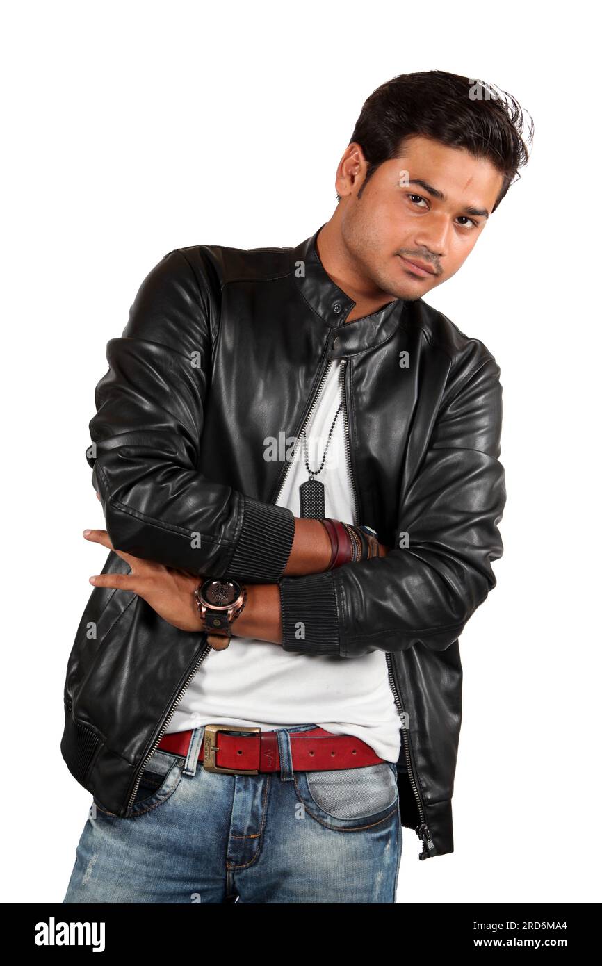 Ein junger, gutaussehender Indianer in einer schwarzen Lederjacke mit weißem Studiohintergrund. Stockfoto