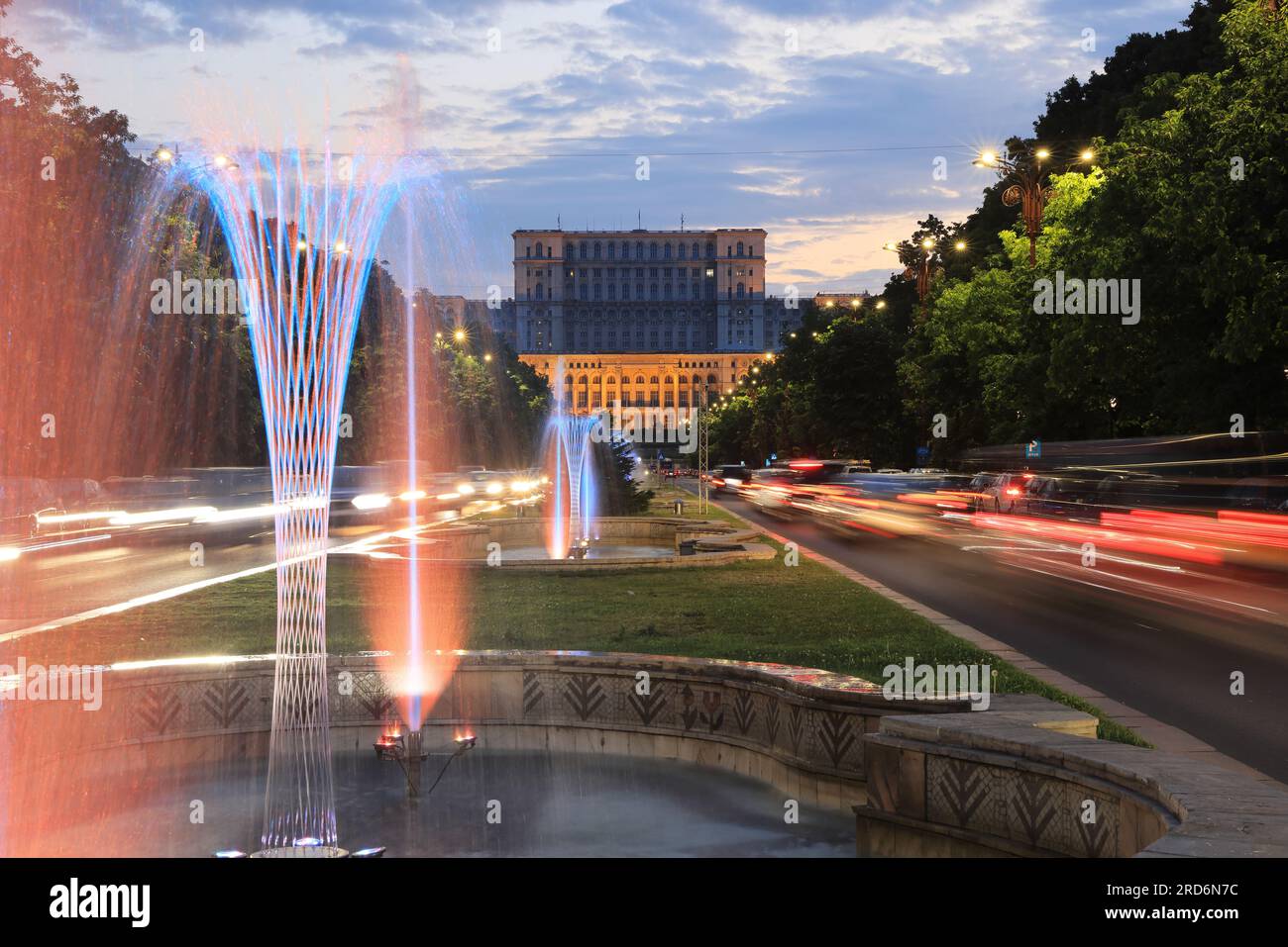 Abenddämmerung an den hübschen Brunnen des Unirii Boulevard, der zum Volksparlament in Bukarest, Rumänien, führt Stockfoto