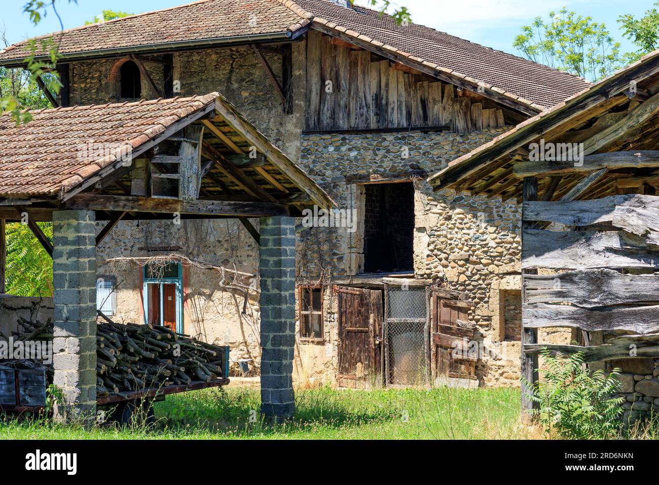 Altes Bauernhaus auf dem Land in der Nähe von Saint-Nazaire-en-Royans Drome Auvergne-Rhone-Alpes Frankreich Stockfoto