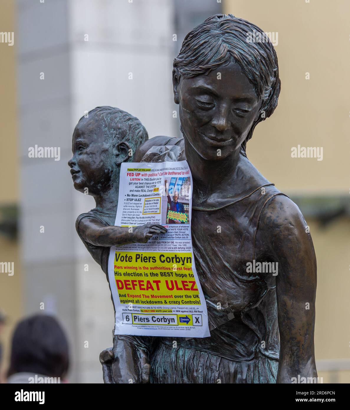 Uxbridge, Großbritannien. 18. Juli 2023. Anti-ULEZ-Poster für die anstehende Nachwahl in Uxbridge und South Ruislip am Dienstag, den 18. Juli, in Uxbridge, London, Vereinigtes Königreich, 2023. Die bevorstehende Nachwahl für Uxbridge und South Ruislip im Nordwesten Londons am 20. Juli wird in der Denkweise des britischen Premierministers Rishi Sunak groß erscheinen. Kredit: horst friedrichs/Alamy Live News Stockfoto