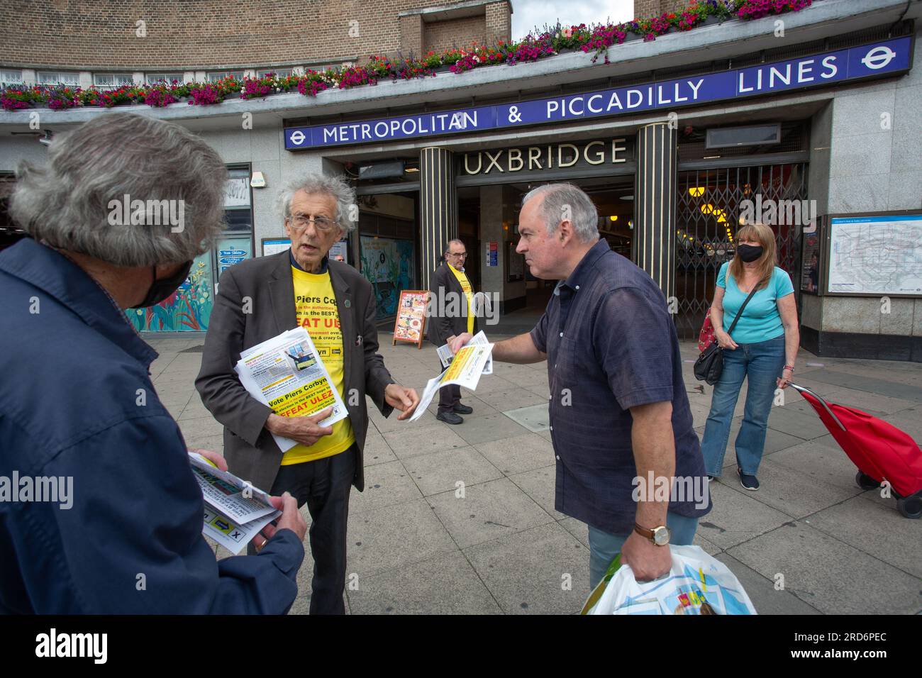 Uxbridge, Großbritannien. 18. Juli 2023. Zwei Tage vor der politischen Nachwahl, Piers Corbyn, ein Nachwahlkandidat für Uxbridge und South Ruislip vor der U-Bahn-Station Uxbridge, am 18. Juli 2023 in London, England. Der Wahlkreis Uxbridge und South Ruislip ist eine von drei lokalen Nachwahlen, die am selben Tag stattfinden, aber Uxbridge war im parlament acht Jahre lang durch den ehemaligen konservativen Premierminister Boris Johnson vertreten, bevor er als Abgeordneter zurücktrat. Am 20. Juli werden 17 Kandidaten dagegen antreten. Kredit: horst friedrichs/Alamy Live News Stockfoto