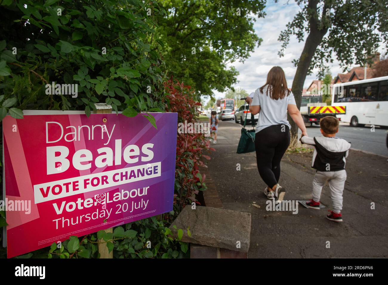 Uxbridge, Großbritannien. 18. Juli 2023. Ein Zeichen zur Unterstützung des Labour-Party-Kandidaten Danny Beales bei den anstehenden Nachwahlen in Uxbridge und South Ruislip am Dienstag, den 18. Juli, in Uxbridge, London, Vereinigtes Königreich, 2023. Die bevorstehende Nachwahl für Uxbridge und South Ruislip im Nordwesten Londons am 20. Juli wird in der Denkweise des britischen Premierministers Rishi Sunak groß erscheinen. Kredit: horst friedrichs/Alamy Live News Stockfoto