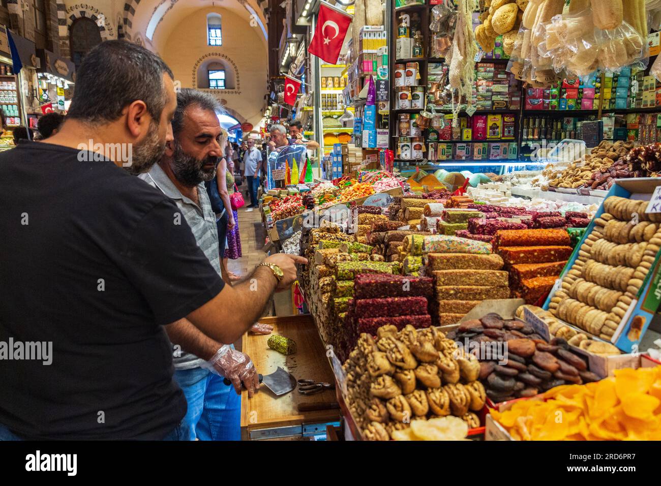 Männer verhandeln den Preis von köstlichem türkischem Honig auf dem Großen Basar in Istanbul. Stockfoto