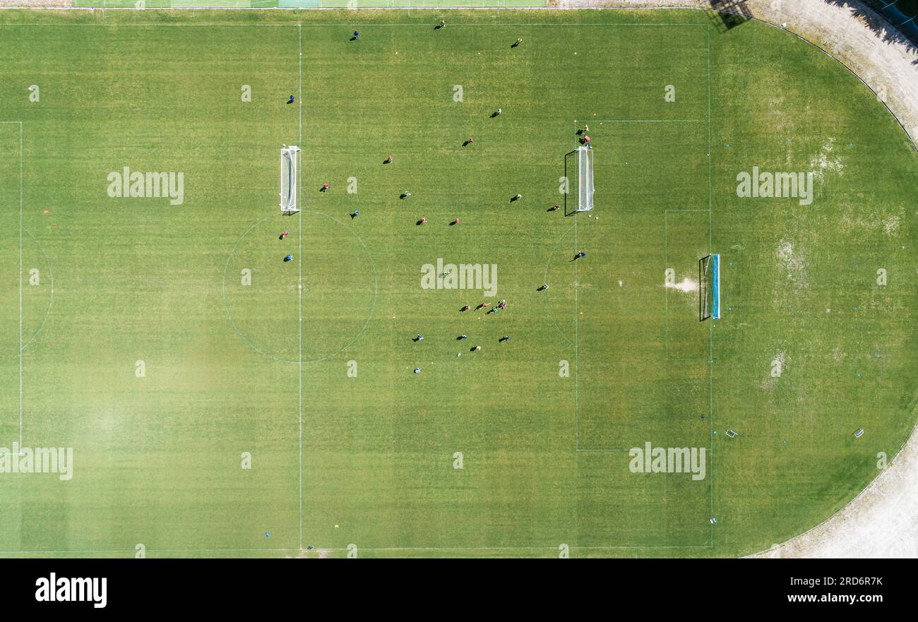 Zenithale Luftaufnahme eines Fußballplatzes während eines Trainings. Stockfoto