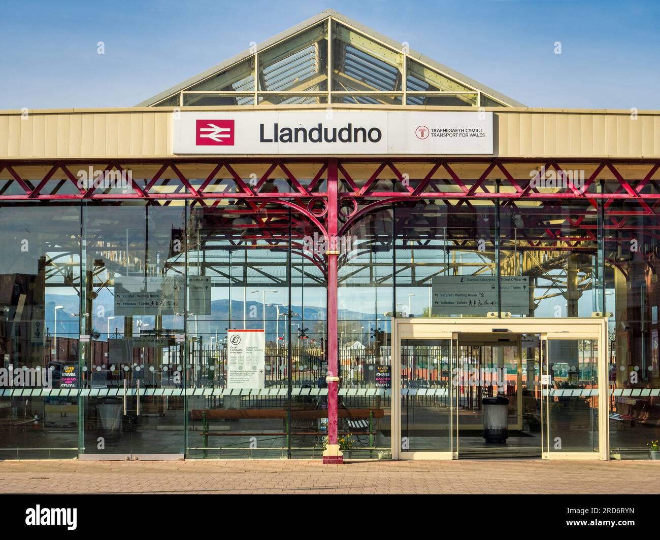 09. April 2023: Llandudno, Conwy, Wales - der Eingang zum Bahnhof Llandudno. Stockfoto