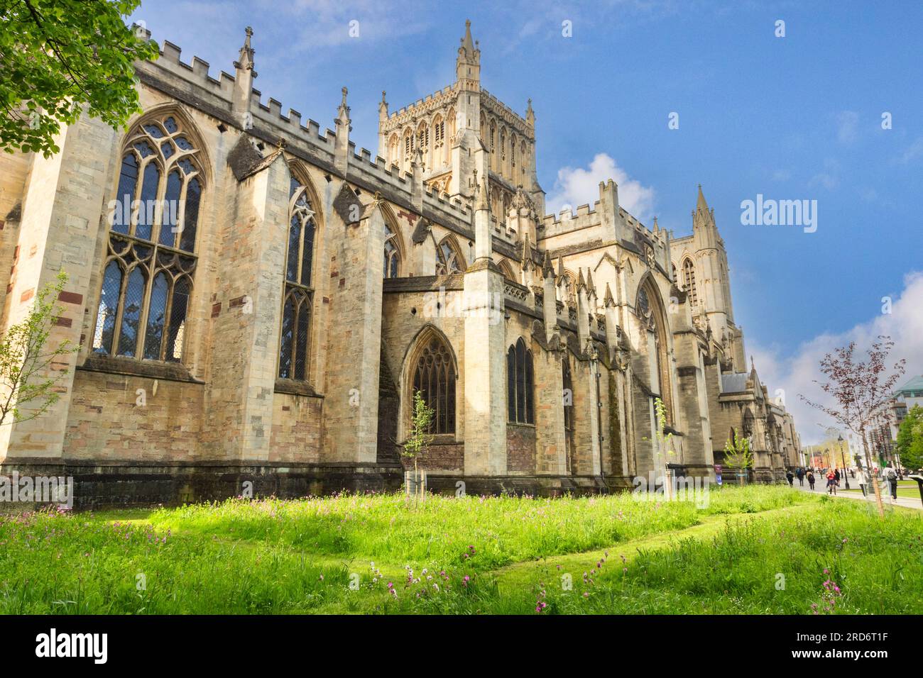11. Mai 2023: Bristol, Vereinigtes Königreich - Bristol Cathedral, die Cathedral Church of the Holy and Undivided Trinity, die No Mow May an einem sonnigen Frühlingsmorgen umschließt. Stockfoto