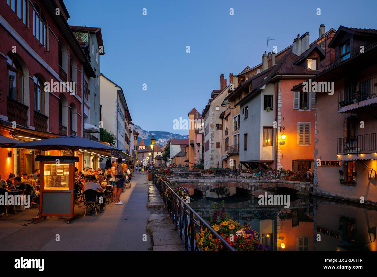Restaurants am Canal Le Thiou in der Abenddämmerung, Annecy Haute-Savoie Auvergne-Rhone-Alpes France Stockfoto