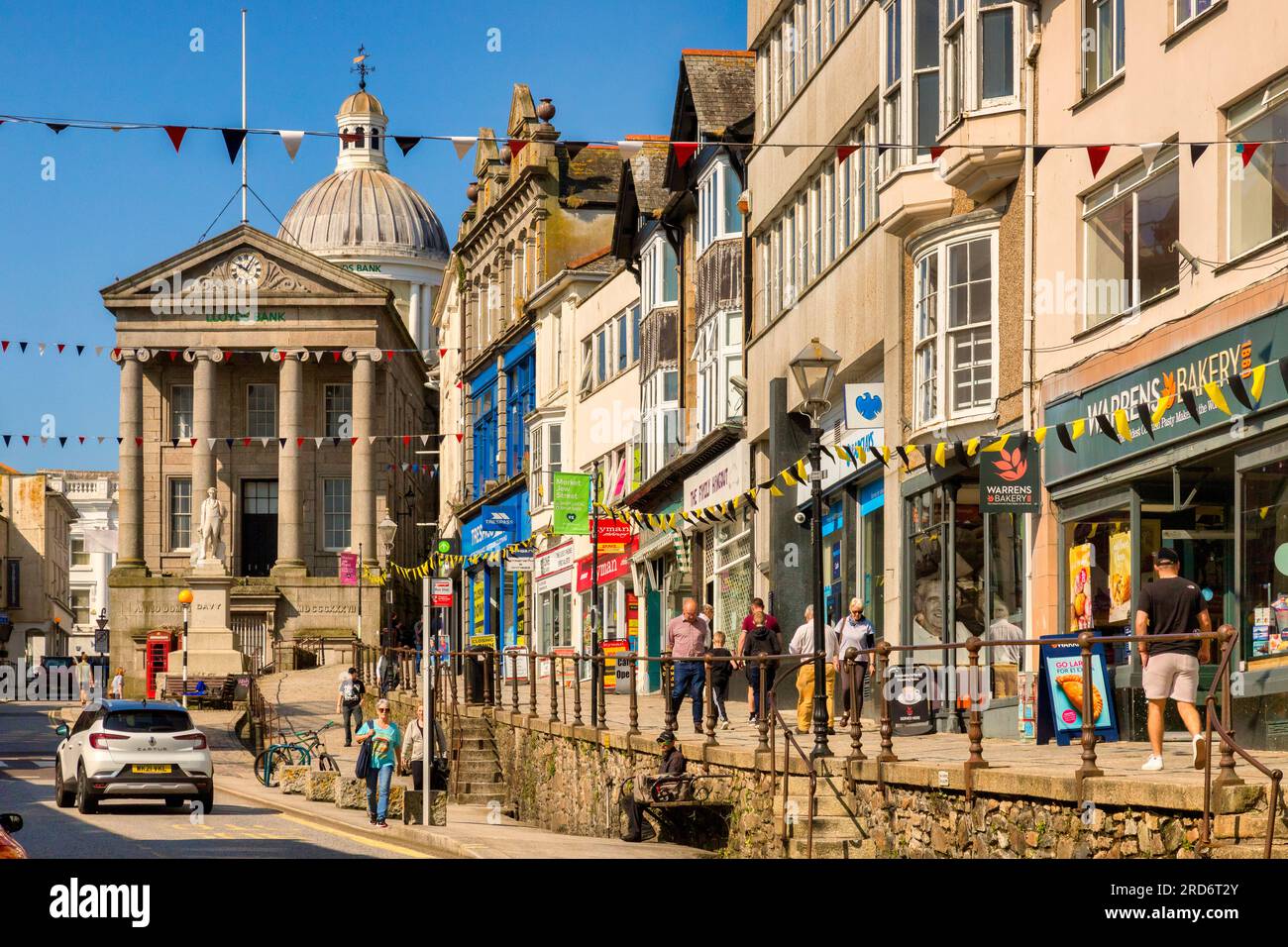 20. Mai 2023: Penzance, Cornwall - Market Jew Street, die Haupteinkaufsstraße in Penzance, voller Menschen an einem sonnigen Frühlingstag. Stockfoto