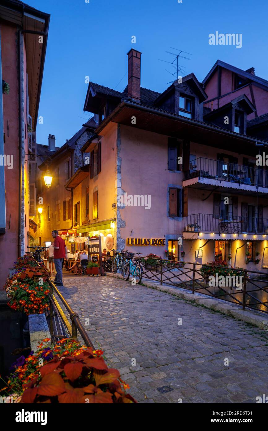 Altstadt Annecy bei Abenddämmerung Haute-Savoie Auvergne-Rhone-Alpes Frankreich Stockfoto