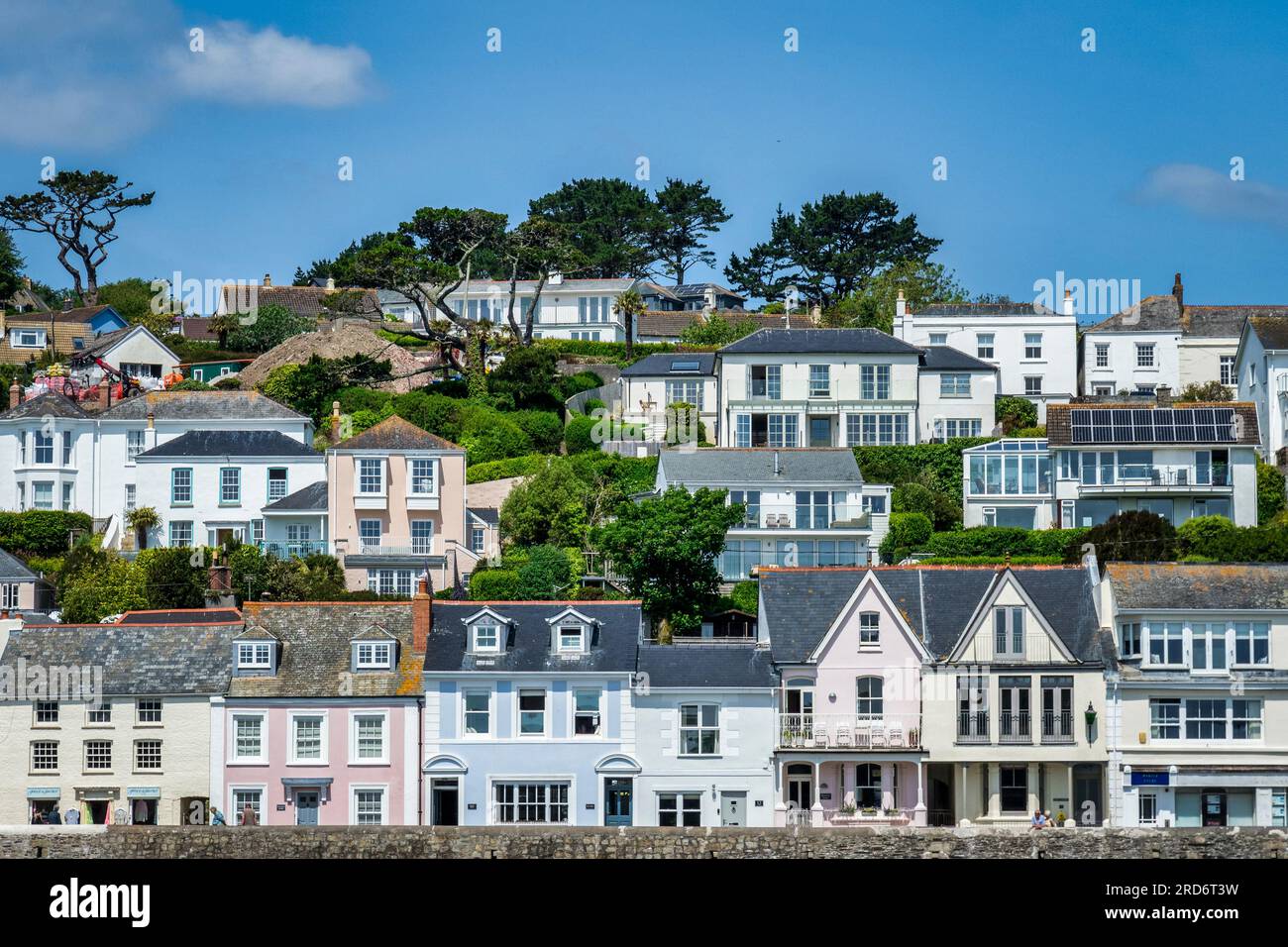 24. Mai 2023: St. Mawes, Cornwall - Häuser auf dem Hügel über dem Hafen von St. Mawes auf der Halbinsel Roseland. Stockfoto