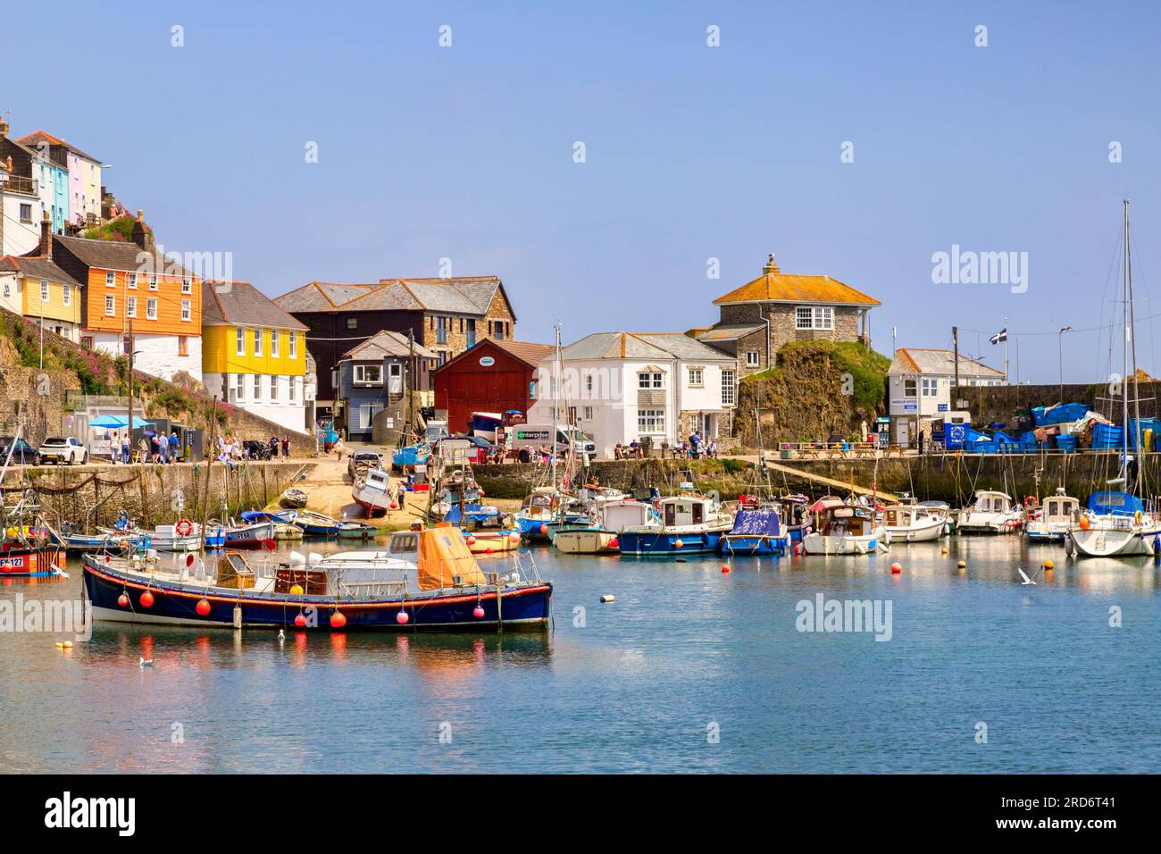25. Mai 2023: Mevagissey, Cornwall - Hafen und historische Gebäude an einem sonnigen Frühlingstag, Stockfoto