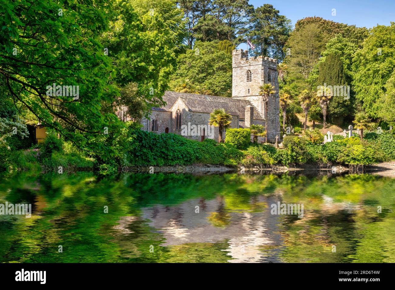 29. Mai 2023:St. Just in Roseland, Roseland Peninsula, Cornwall, Großbritannien - Diese wunderschöne Kirche ist berühmt für ihren tropischen Garten und liegt am Ufer... Stockfoto