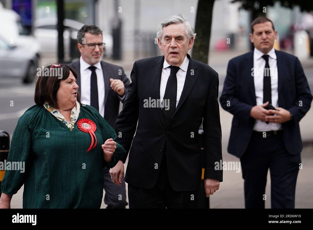 Ehemaliger Premierminister Gordon Brown kommt zur Requiem Mass, um das Leben von Baronin Margaret McDonagh in der St. Boniface RC Church in Mitcham, London, zu feiern. Die erste weibliche Generalsekretärin der Labour Party starb letzten Monat im Alter von 61 Jahren. Bilddatum: Mittwoch, 19. Juli 2023. Stockfoto