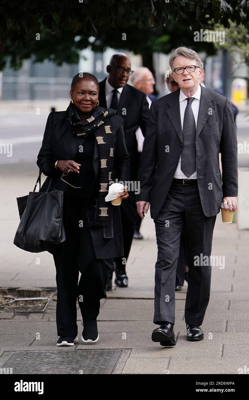 Baroness Amos und Lord Mandelson kommen zur Requiem Mass, um das Leben von Baronin Margaret McDonagh in der St. Boniface RC Church in Mitcham, London, zu feiern. Die erste weibliche Generalsekretärin der Labour Party starb letzten Monat im Alter von 61 Jahren. Bilddatum: Mittwoch, 19. Juli 2023. Stockfoto