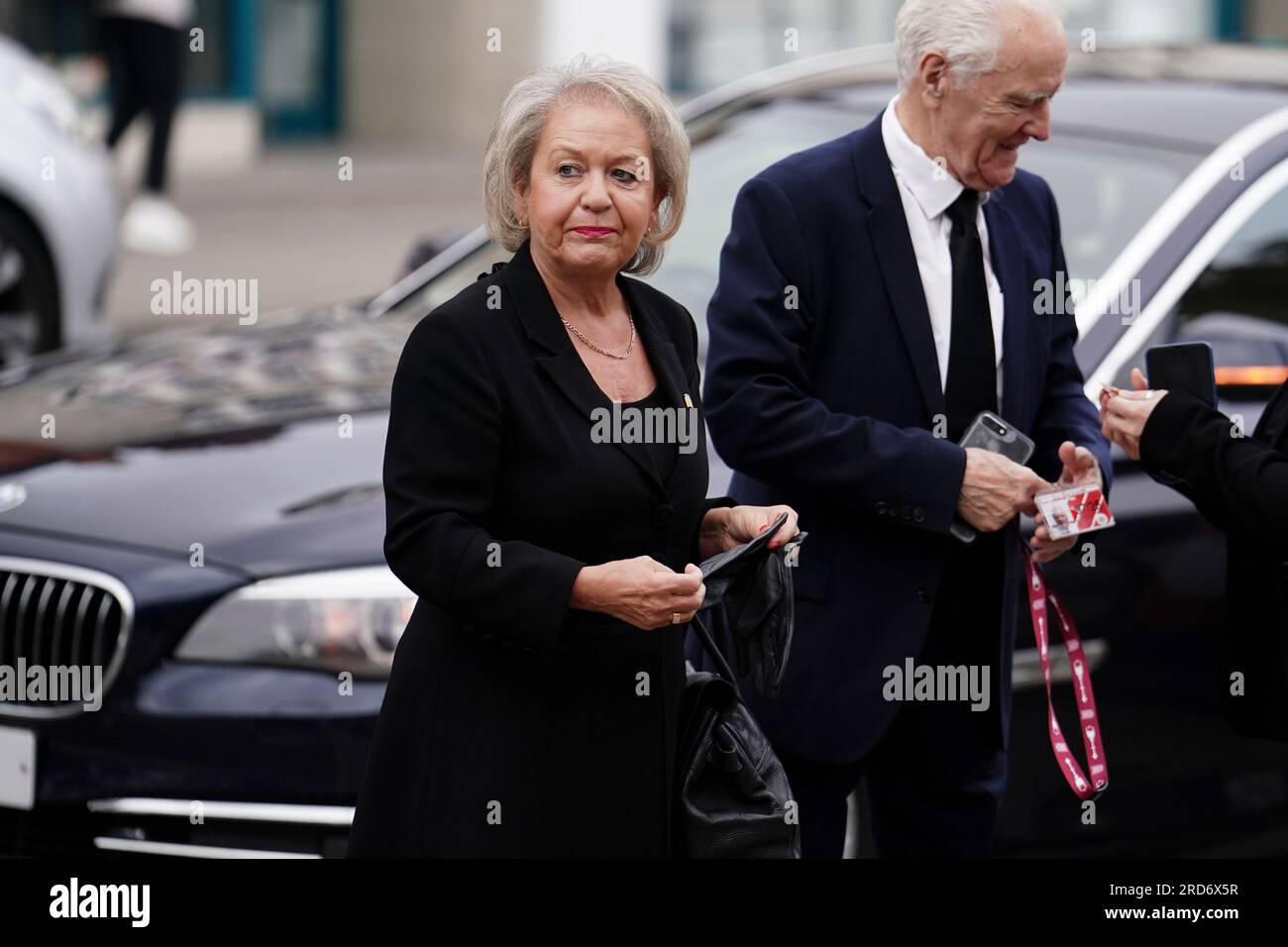 Dame Rosie Winterton kommt zur Requiem Mass, um das Leben von Baronin Margaret McDonagh in der St. Boniface RC Church in Mitcham, London, zu feiern. Die erste weibliche Generalsekretärin der Labour Party starb letzten Monat im Alter von 61 Jahren. Bilddatum: Mittwoch, 19. Juli 2023. Stockfoto