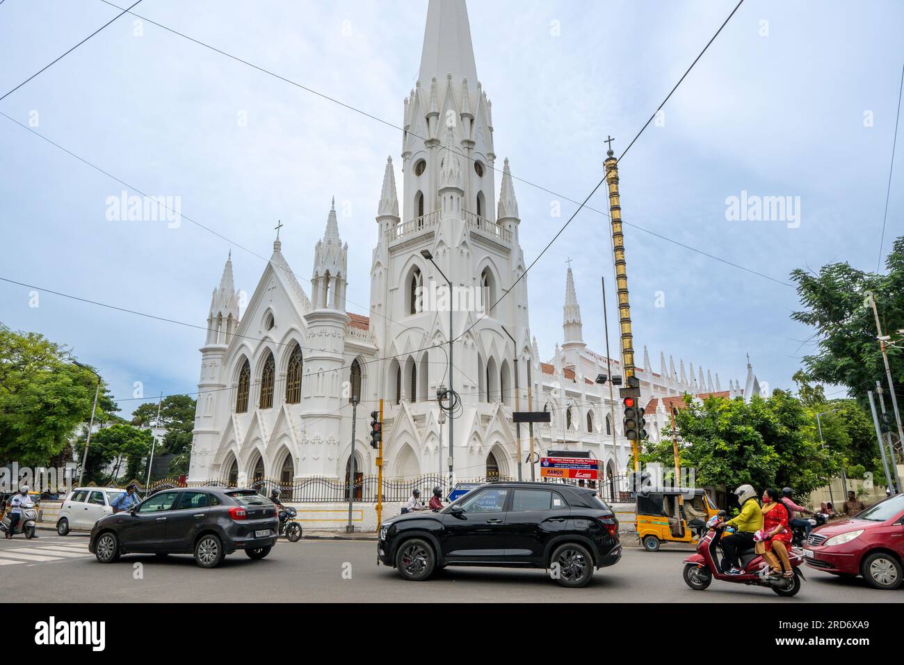 Chennai, Indien - 14. Juli 2023: San Thome Church, auch bekannt als St. Thomas Cathedral Basilica und der Nationalschrein des Heiligen Thomas ist ein römisch-katholischer Stockfoto