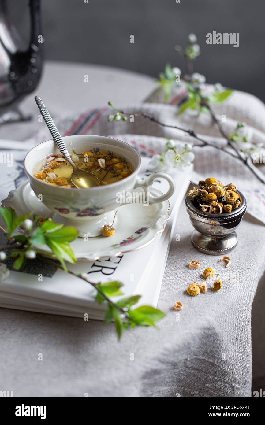 Kamillentee – Antike Teetasse mit Kräutertee Stockfoto