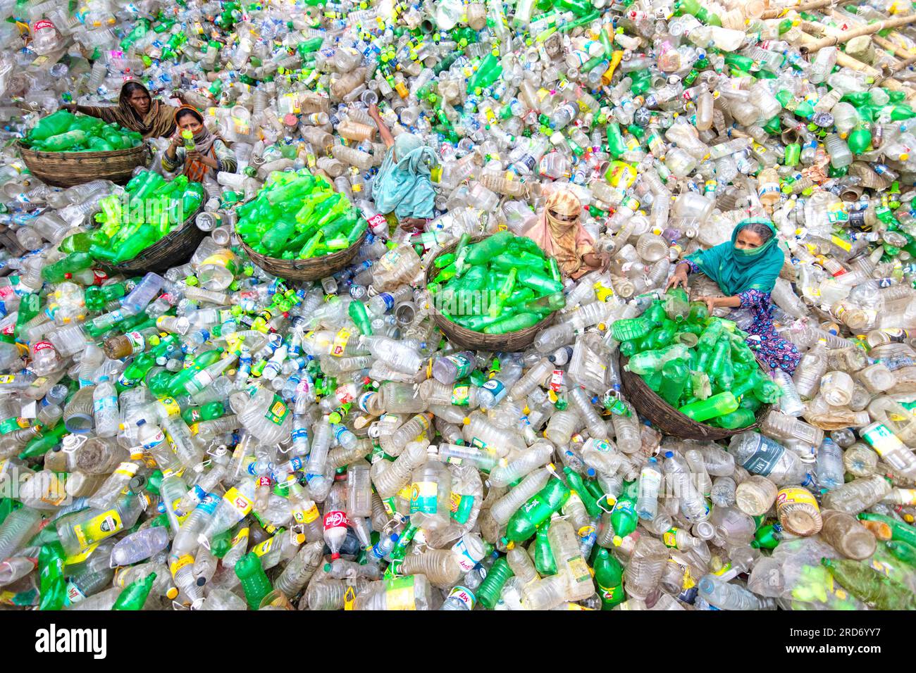 Dhaka, Bangladesch. 19. Juli 2023, Dhaka, Dhaka, Bangladesch: Arbeiter sortieren gebrauchte Plastikflaschen in einer Recyclingfabrik in Dhaka, Bangladesch. Die Mitarbeiter tragen dazu bei, zu verhindern, dass die Flaschen entsorgt, auf Deponien entsorgt, wo es 1.000 Jahre dauern kann, bis sie biologisch abgebaut sind, oder verbrannt werden, wodurch giftige Dämpfe entstehen. Da die Hauptstadt von Bangladesch, Dhaka, eine der am dichtesten besiedelten Regionen der Welt ist und fast 19 Millionen Menschen beheimatet, ist der jährliche Plastikverbrauch von Dhaka pro Kopf mehr als dreimal so hoch wie der nationale Durchschnitt für städtische Gebiete und liegt bei 22,25 kg. Kredit: ZUMA Press, Inc./Alamy Live News Stockfoto