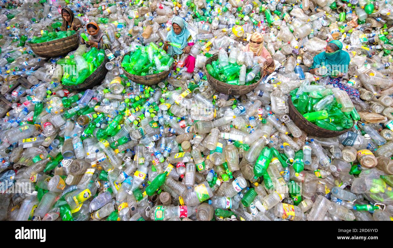 Dhaka, Bangladesch. 19. Juli 2023, Dhaka, Dhaka, Bangladesch: Arbeiter sortieren gebrauchte Plastikflaschen in einer Recyclingfabrik in Dhaka, Bangladesch. Die Mitarbeiter tragen dazu bei, zu verhindern, dass die Flaschen entsorgt, auf Deponien entsorgt, wo es 1.000 Jahre dauern kann, bis sie biologisch abgebaut sind, oder verbrannt werden, wodurch giftige Dämpfe entstehen. Da die Hauptstadt von Bangladesch, Dhaka, eine der am dichtesten besiedelten Regionen der Welt ist und fast 19 Millionen Menschen beheimatet, ist der jährliche Plastikverbrauch von Dhaka pro Kopf mehr als dreimal so hoch wie der nationale Durchschnitt für städtische Gebiete und liegt bei 22,25 kg. Kredit: ZUMA Press, Inc./Alamy Live News Stockfoto