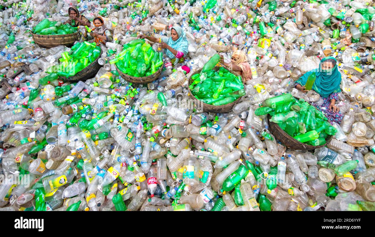 Dhaka, Bangladesch. 19. Juli 2023, Dhaka, Dhaka, Bangladesch: Arbeiter sortieren gebrauchte Plastikflaschen in einer Recyclingfabrik in Dhaka, Bangladesch. Die Mitarbeiter tragen dazu bei, zu verhindern, dass die Flaschen entsorgt, auf Deponien entsorgt, wo es 1.000 Jahre dauern kann, bis sie biologisch abgebaut sind, oder verbrannt werden, wodurch giftige Dämpfe entstehen. Da die Hauptstadt von Bangladesch, Dhaka, eine der am dichtesten besiedelten Regionen der Welt ist und fast 19 Millionen Menschen beheimatet, ist der jährliche Plastikverbrauch von Dhaka pro Kopf mehr als dreimal so hoch wie der nationale Durchschnitt für städtische Gebiete und liegt bei 22,25 kg. Kredit: ZUMA Press, Inc./Alamy Live News Stockfoto