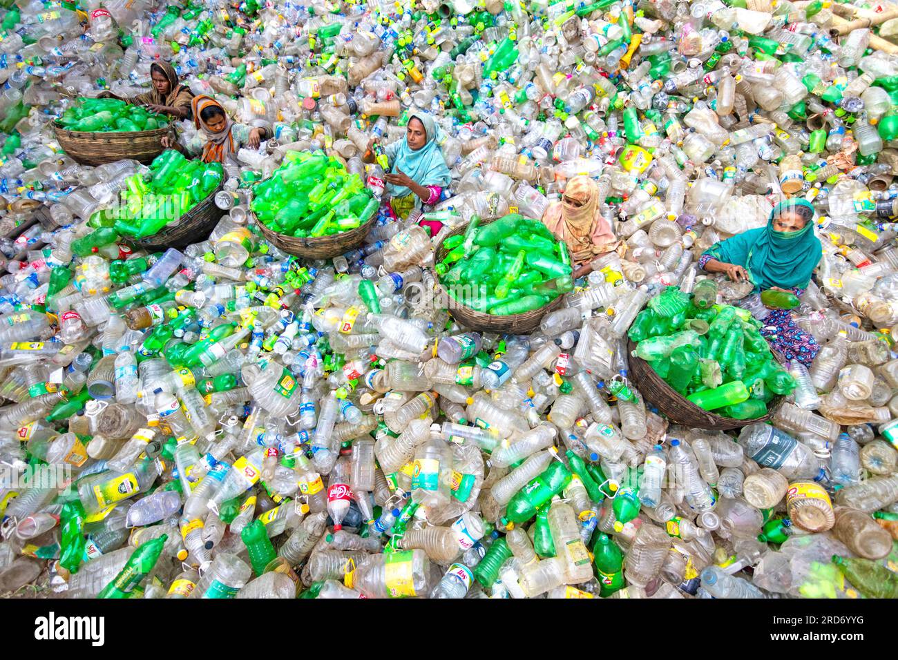 Dhaka, Bangladesch. 19. Juli 2023, Dhaka, Dhaka, Bangladesch: Arbeiter sortieren gebrauchte Plastikflaschen in einer Recyclingfabrik in Dhaka, Bangladesch. Die Mitarbeiter tragen dazu bei, zu verhindern, dass die Flaschen entsorgt, auf Deponien entsorgt, wo es 1.000 Jahre dauern kann, bis sie biologisch abgebaut sind, oder verbrannt werden, wodurch giftige Dämpfe entstehen. Da die Hauptstadt von Bangladesch, Dhaka, eine der am dichtesten besiedelten Regionen der Welt ist und fast 19 Millionen Menschen beheimatet, ist der jährliche Plastikverbrauch von Dhaka pro Kopf mehr als dreimal so hoch wie der nationale Durchschnitt für städtische Gebiete und liegt bei 22,25 kg. Kredit: ZUMA Press, Inc./Alamy Live News Stockfoto