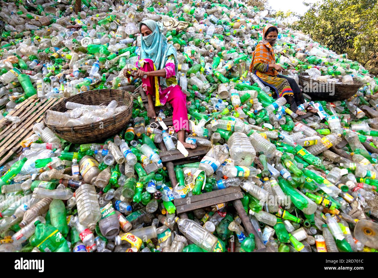 Dhaka, Bangladesch. 19. Juli 2023, Dhaka, Dhaka, Bangladesch: Arbeiter sortieren gebrauchte Plastikflaschen in einer Recyclingfabrik in Dhaka, Bangladesch. Die Mitarbeiter tragen dazu bei, zu verhindern, dass die Flaschen entsorgt, auf Deponien entsorgt, wo es 1.000 Jahre dauern kann, bis sie biologisch abgebaut sind, oder verbrannt werden, wodurch giftige Dämpfe entstehen. Da die Hauptstadt von Bangladesch, Dhaka, eine der am dichtesten besiedelten Regionen der Welt ist und fast 19 Millionen Menschen beheimatet, ist der jährliche Plastikverbrauch von Dhaka pro Kopf mehr als dreimal so hoch wie der nationale Durchschnitt für städtische Gebiete und liegt bei 22,25 kg. Kredit: ZUMA Press, Inc./Alamy Live News Stockfoto