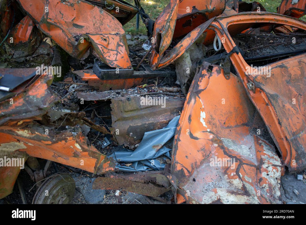 Zerstörtes Auto im Stadtpark Stockfoto