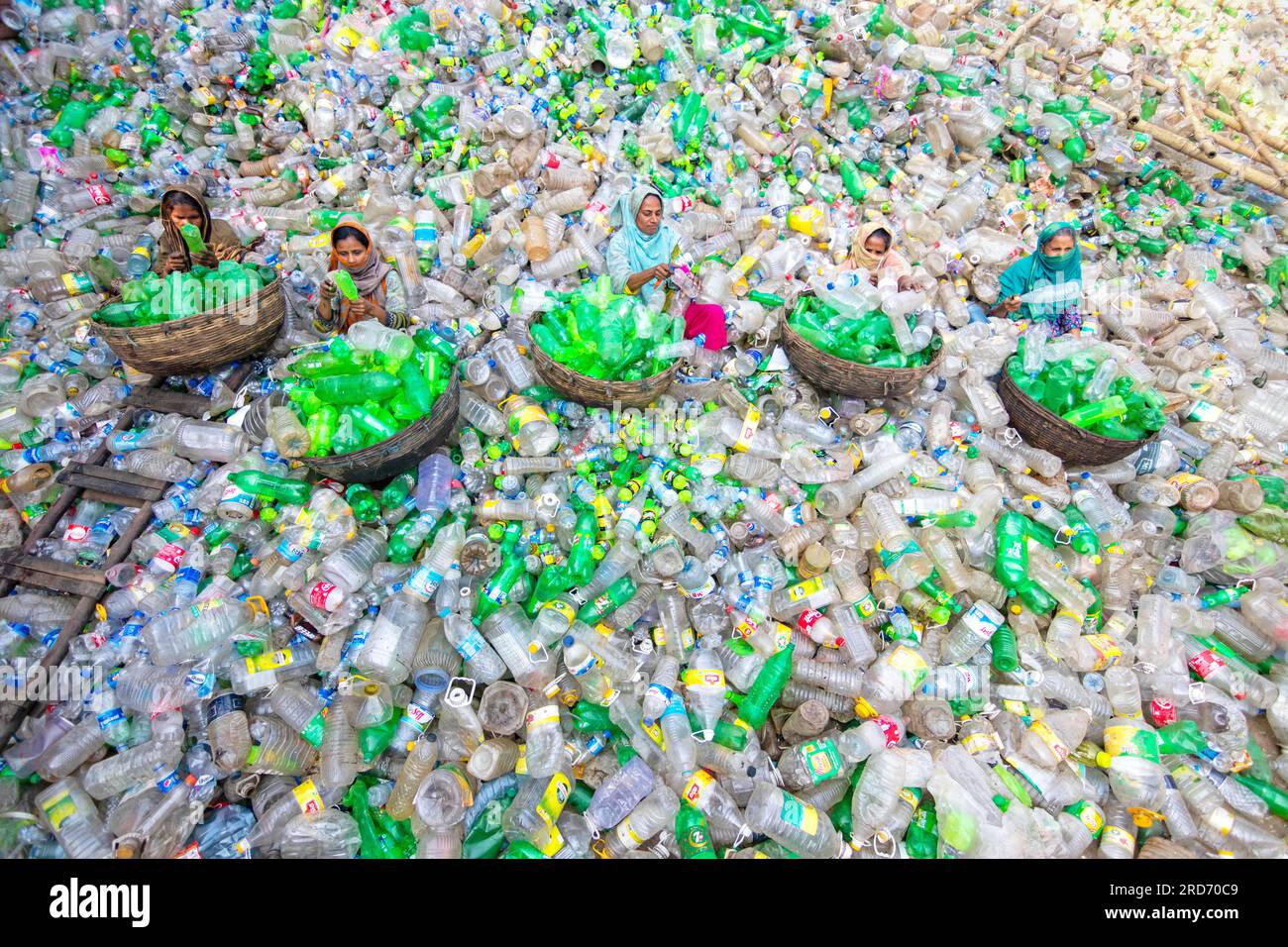 Dhaka, Bangladesch. 19. Juli 2023, Dhaka, Dhaka, Bangladesch: Arbeiter sortieren gebrauchte Plastikflaschen in einer Recyclingfabrik in Dhaka, Bangladesch. Die Mitarbeiter tragen dazu bei, zu verhindern, dass die Flaschen entsorgt, auf Deponien entsorgt, wo es 1.000 Jahre dauern kann, bis sie biologisch abgebaut sind, oder verbrannt werden, wodurch giftige Dämpfe entstehen. Da die Hauptstadt von Bangladesch, Dhaka, eine der am dichtesten besiedelten Regionen der Welt ist und fast 19 Millionen Menschen beheimatet, ist der jährliche Plastikverbrauch von Dhaka pro Kopf mehr als dreimal so hoch wie der nationale Durchschnitt für städtische Gebiete und liegt bei 22,25 kg. Kredit: ZUMA Press, Inc./Alamy Live News Stockfoto