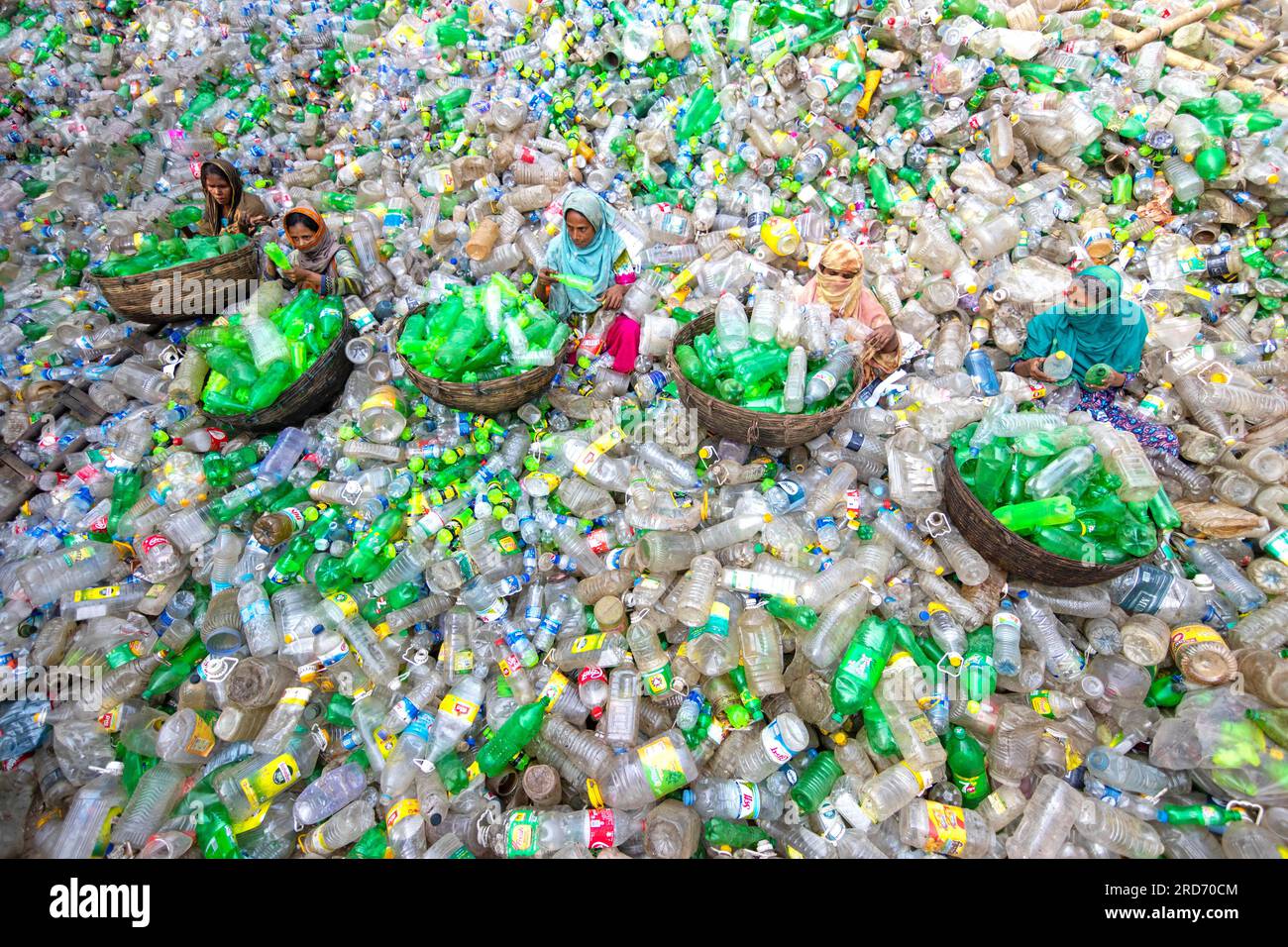 Dhaka, Bangladesch. 19. Juli 2023, Dhaka, Dhaka, Bangladesch: Arbeiter sortieren gebrauchte Plastikflaschen in einer Recyclingfabrik in Dhaka, Bangladesch. Die Mitarbeiter tragen dazu bei, zu verhindern, dass die Flaschen entsorgt, auf Deponien entsorgt, wo es 1.000 Jahre dauern kann, bis sie biologisch abgebaut sind, oder verbrannt werden, wodurch giftige Dämpfe entstehen. Da die Hauptstadt von Bangladesch, Dhaka, eine der am dichtesten besiedelten Regionen der Welt ist und fast 19 Millionen Menschen beheimatet, ist der jährliche Plastikverbrauch von Dhaka pro Kopf mehr als dreimal so hoch wie der nationale Durchschnitt für städtische Gebiete und liegt bei 22,25 kg. Kredit: ZUMA Press, Inc./Alamy Live News Stockfoto