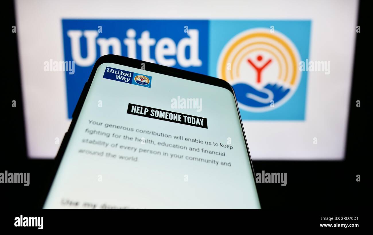 Mobiltelefon mit Webseite des Fundraising-Netzwerks United Way Worldwide auf dem Bildschirm vor dem Logo. Fokus auf oberer linker Seite des Telefondisplays. Stockfoto