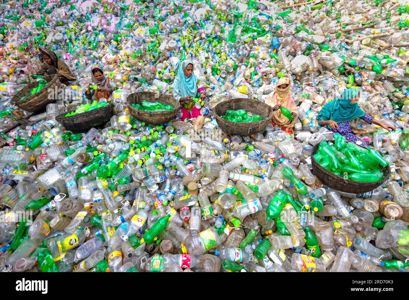 Dhaka, Bangladesch. 19. Juli 2023, Dhaka, Dhaka, Bangladesch: Arbeiter sortieren gebrauchte Plastikflaschen in einer Recyclingfabrik in Dhaka, Bangladesch. Die Mitarbeiter tragen dazu bei, zu verhindern, dass die Flaschen entsorgt, auf Deponien entsorgt, wo es 1.000 Jahre dauern kann, bis sie biologisch abgebaut sind, oder verbrannt werden, wodurch giftige Dämpfe entstehen. Da die Hauptstadt von Bangladesch, Dhaka, eine der am dichtesten besiedelten Regionen der Welt ist und fast 19 Millionen Menschen beheimatet, ist der jährliche Plastikverbrauch von Dhaka pro Kopf mehr als dreimal so hoch wie der nationale Durchschnitt für städtische Gebiete und liegt bei 22,25 kg. Kredit: ZUMA Press, Inc./Alamy Live News Stockfoto