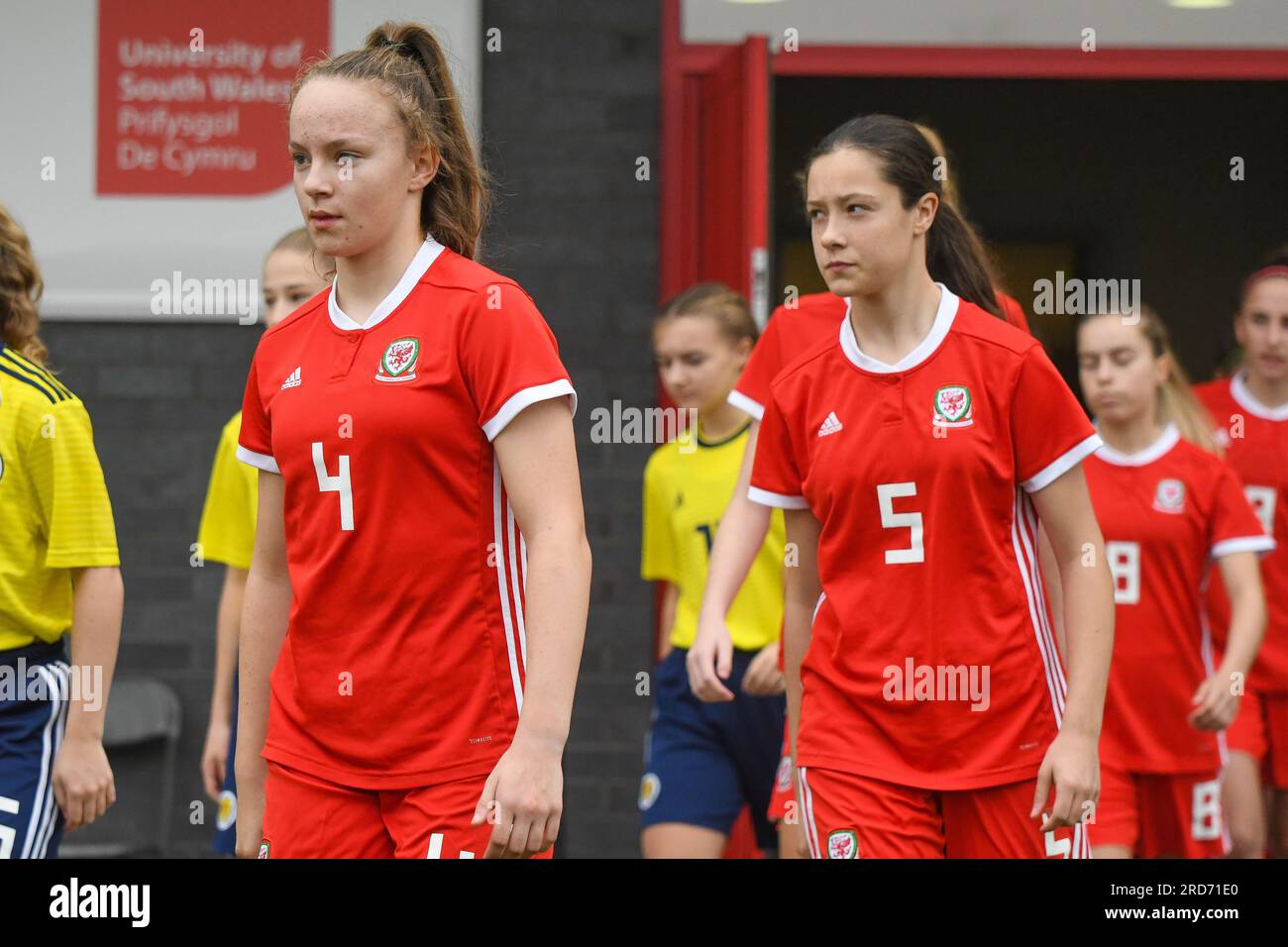 Newport, Wales. 23. Oktober 2019. Lili Jones aus Wales und Megan Bowen aus Wales vor dem „Girls Friendly International“-Spiel unter 15 Jahren zwischen Wales und Schottland am 23. Oktober 2019 im Dragon Park in Newport, Wales, Großbritannien. Kredit: Duncan Thomas/Majestic Media. Stockfoto