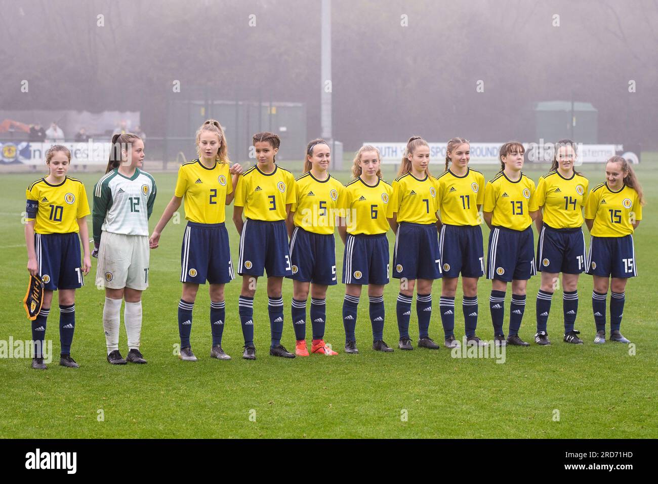 Newport, Wales. 23. Oktober 2019. Das schottische Team stellt sich vor dem 15 Spiel Girls Friendly International zwischen Wales und Schottland am 23. Oktober 2019 im Dragon Park in Newport, Wales, Großbritannien, für die National Anthems auf. Kredit: Duncan Thomas/Majestic Media. Stockfoto